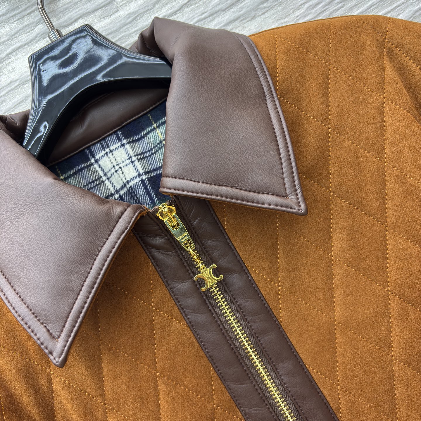 Ce 25秋冬 Pu皮革拼接菱格绗缝夹克外套 这件棕调绗缝外套太戳复古心了 Pu皮质翻领与金属拉链增添精