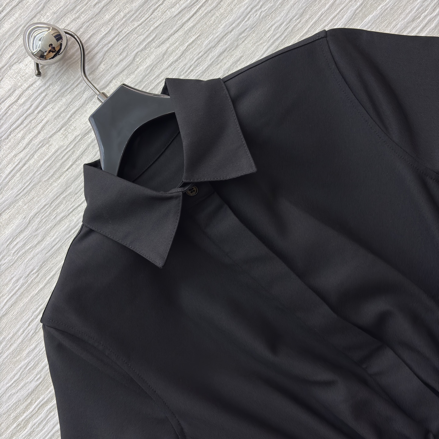 LW 25新款 翻领皮扣收皱衬衫式连衣裙 经典的翻领设计百搭不挑人 半排扣点缀 腰间抽绳打造收腰轮廓提高