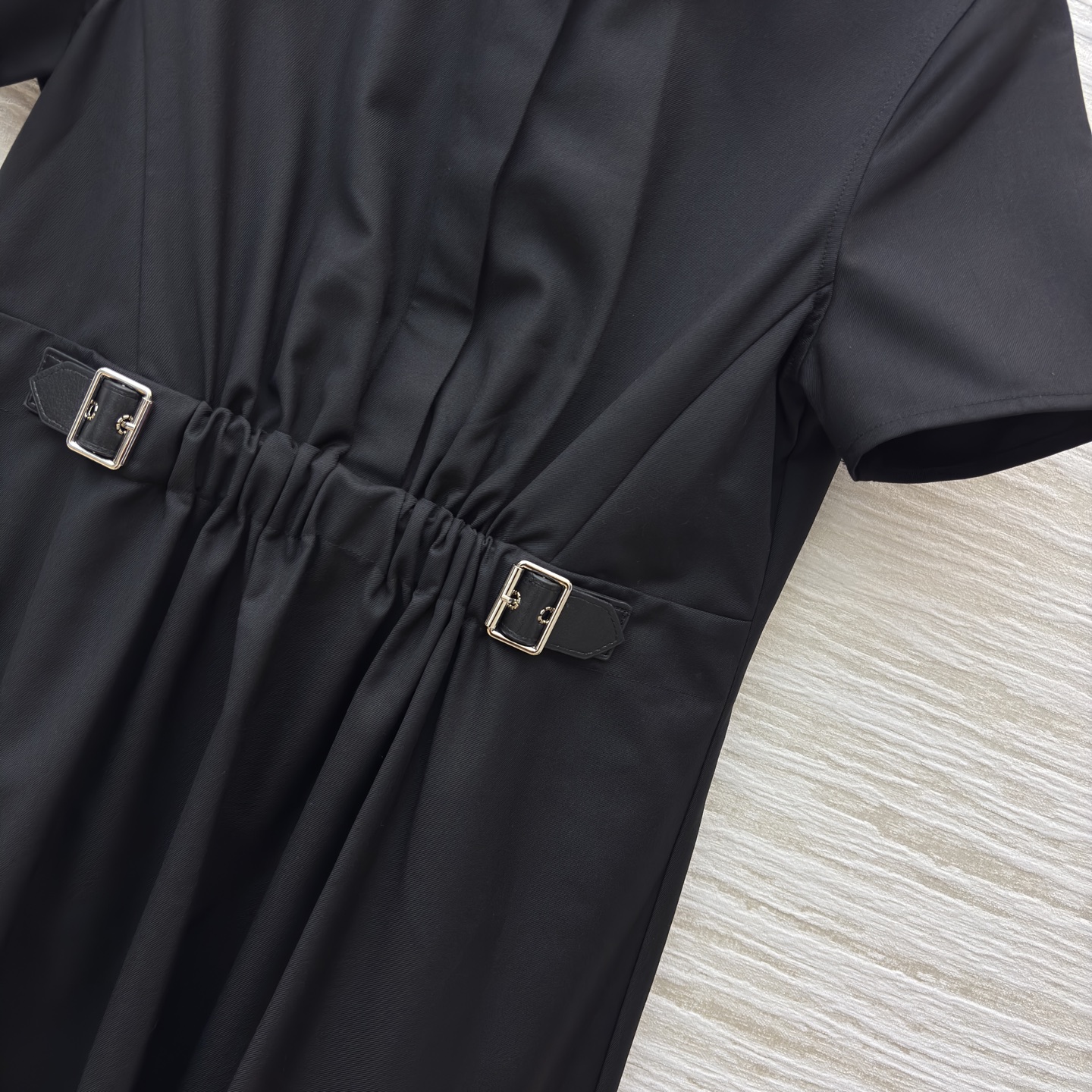 LW 25新款 翻领皮扣收皱衬衫式连衣裙 经典的翻领设计百搭不挑人 半排扣点缀 腰间抽绳打造收腰轮廓提高