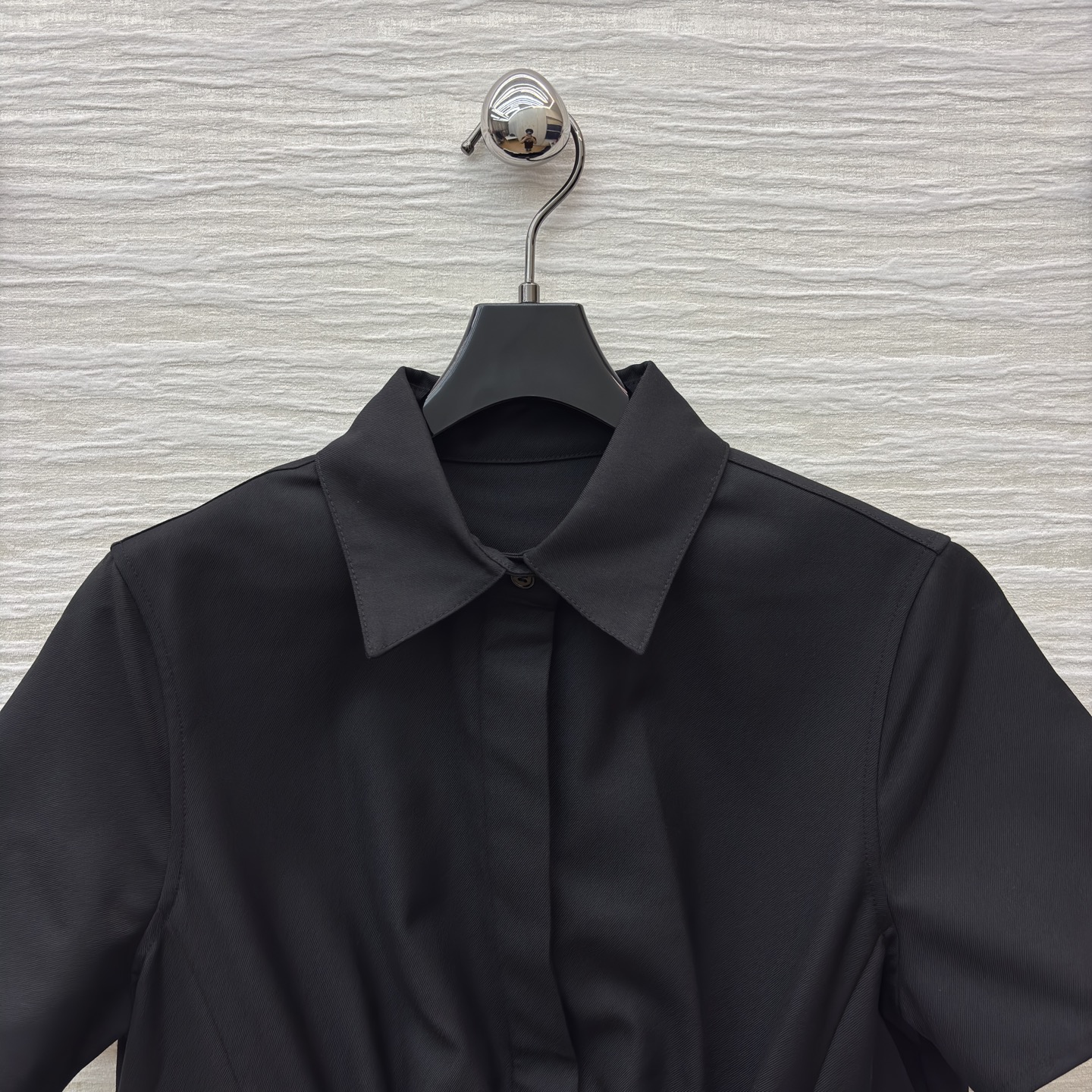 LW 25新款 翻领皮扣收皱衬衫式连衣裙 经典的翻领设计百搭不挑人 半排扣点缀 腰间抽绳打造收腰轮廓提高