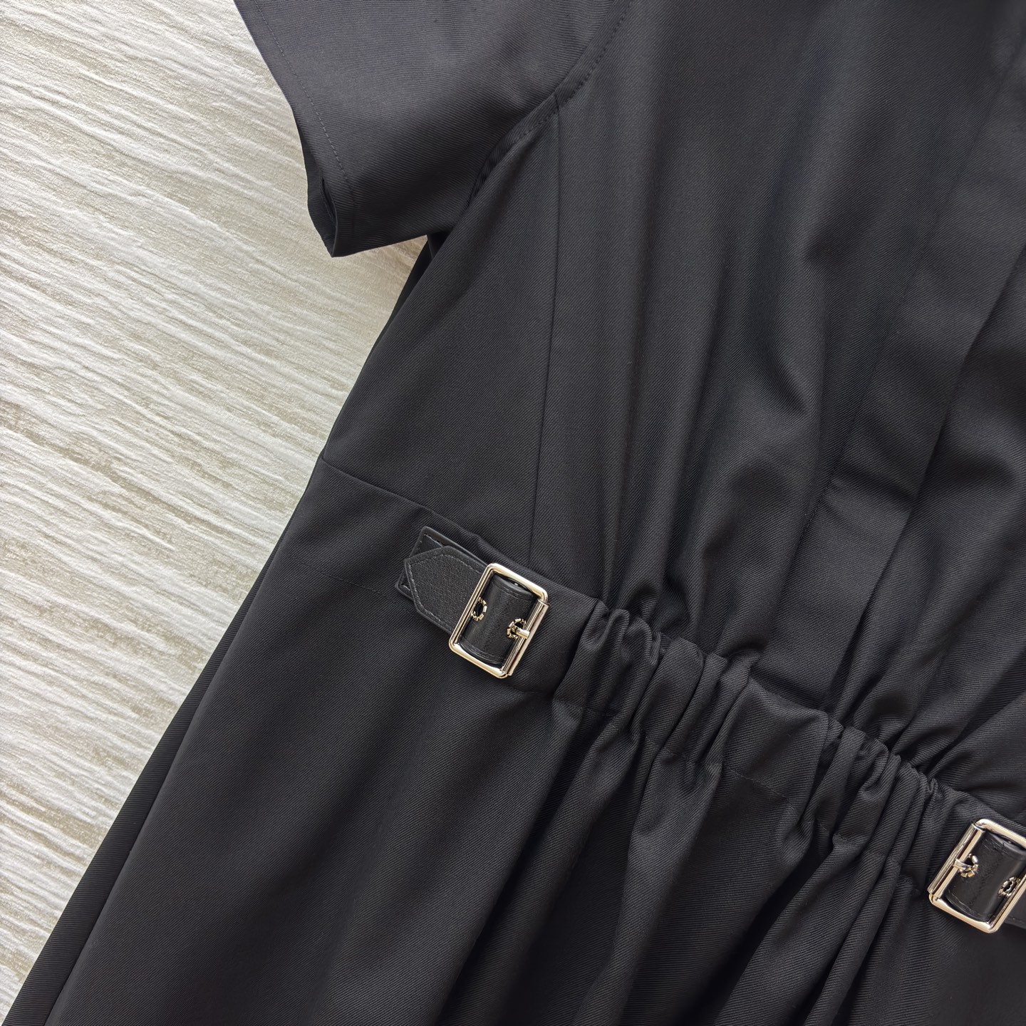 LW 25新款 翻领皮扣收皱衬衫式连衣裙 经典的翻领设计百搭不挑人 半排扣点缀 腰间抽绳打造收腰轮廓提高