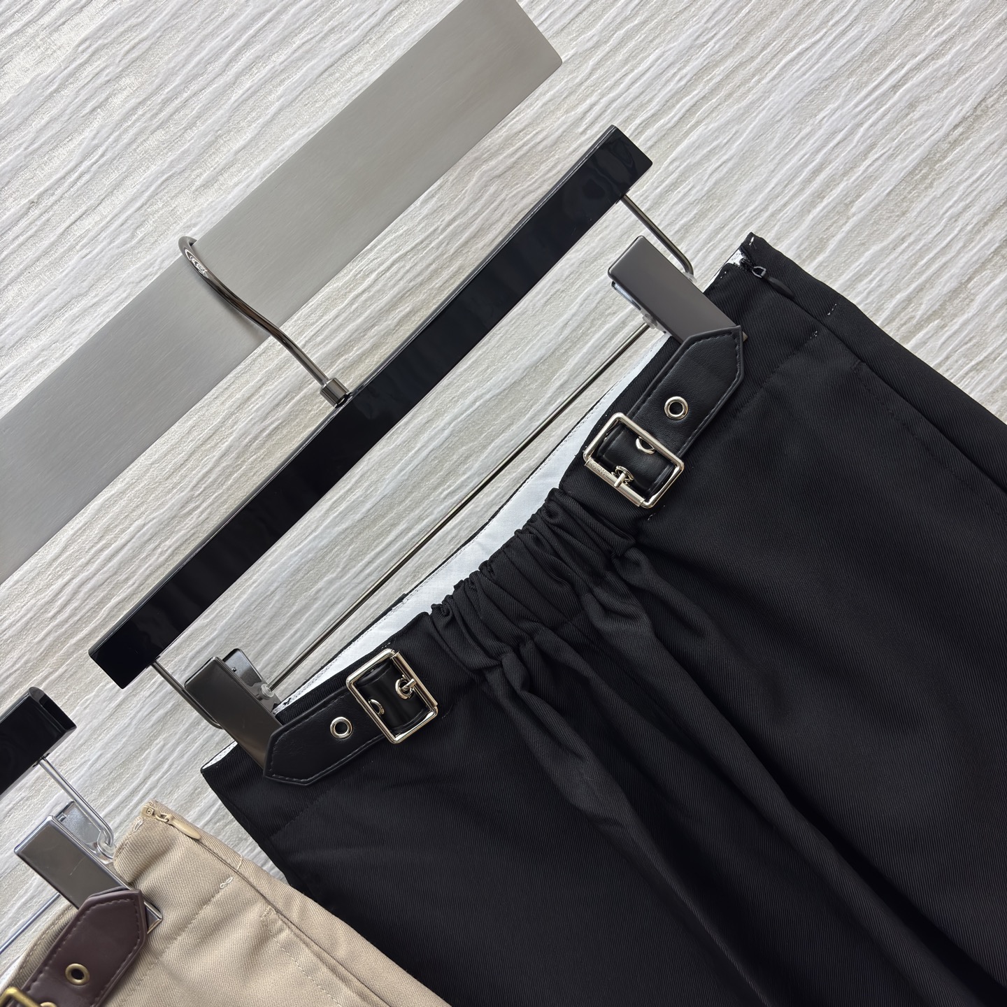 LW家 25新款 皮扣松紧收褶高腰直筒六分裤 松紧高腰阔腿裤型 一秒拉出大长腿 采用肌理感面料 经典版型