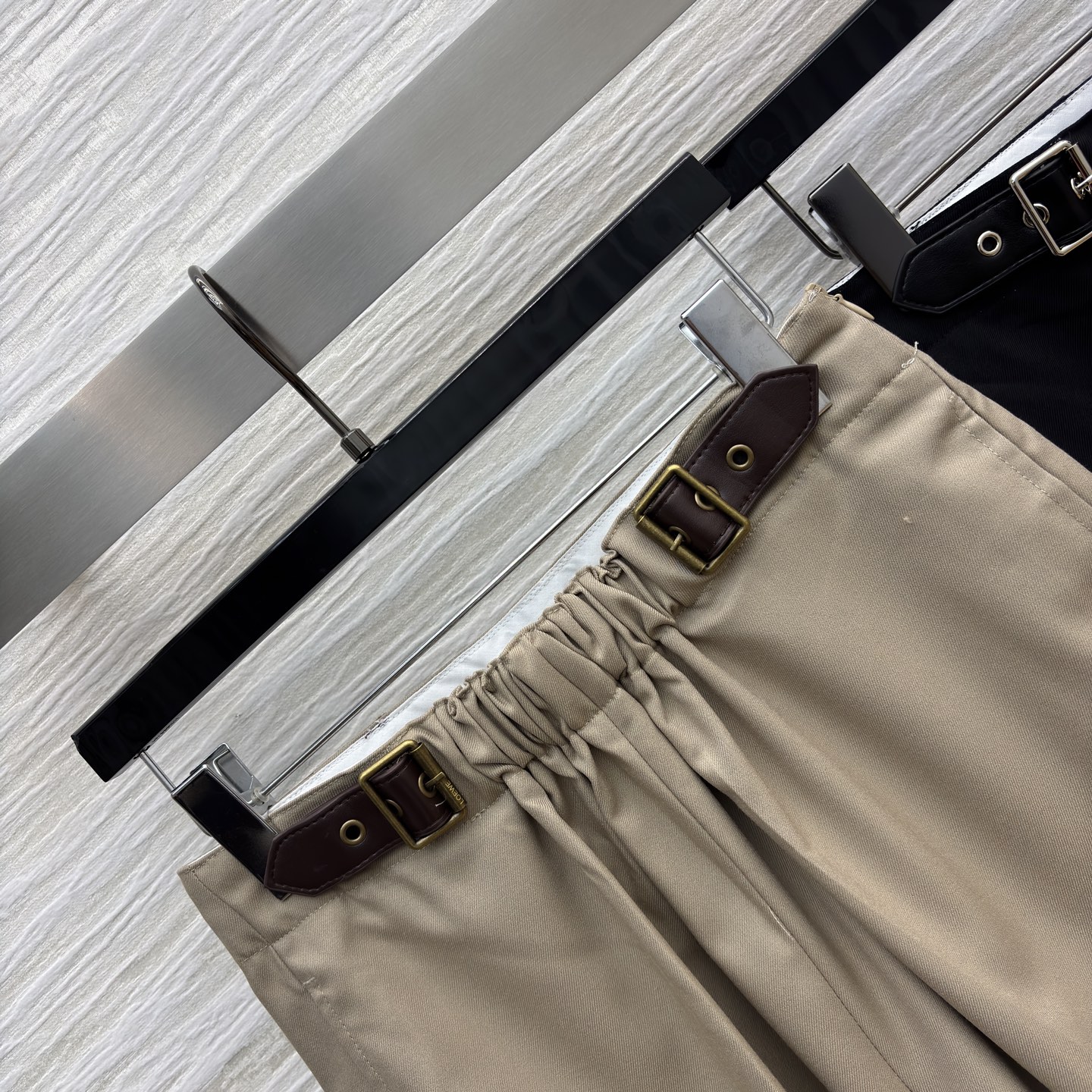 LW家 25新款 皮扣松紧收褶高腰直筒六分裤 松紧高腰阔腿裤型 一秒拉出大长腿 采用肌理感面料 经典版型