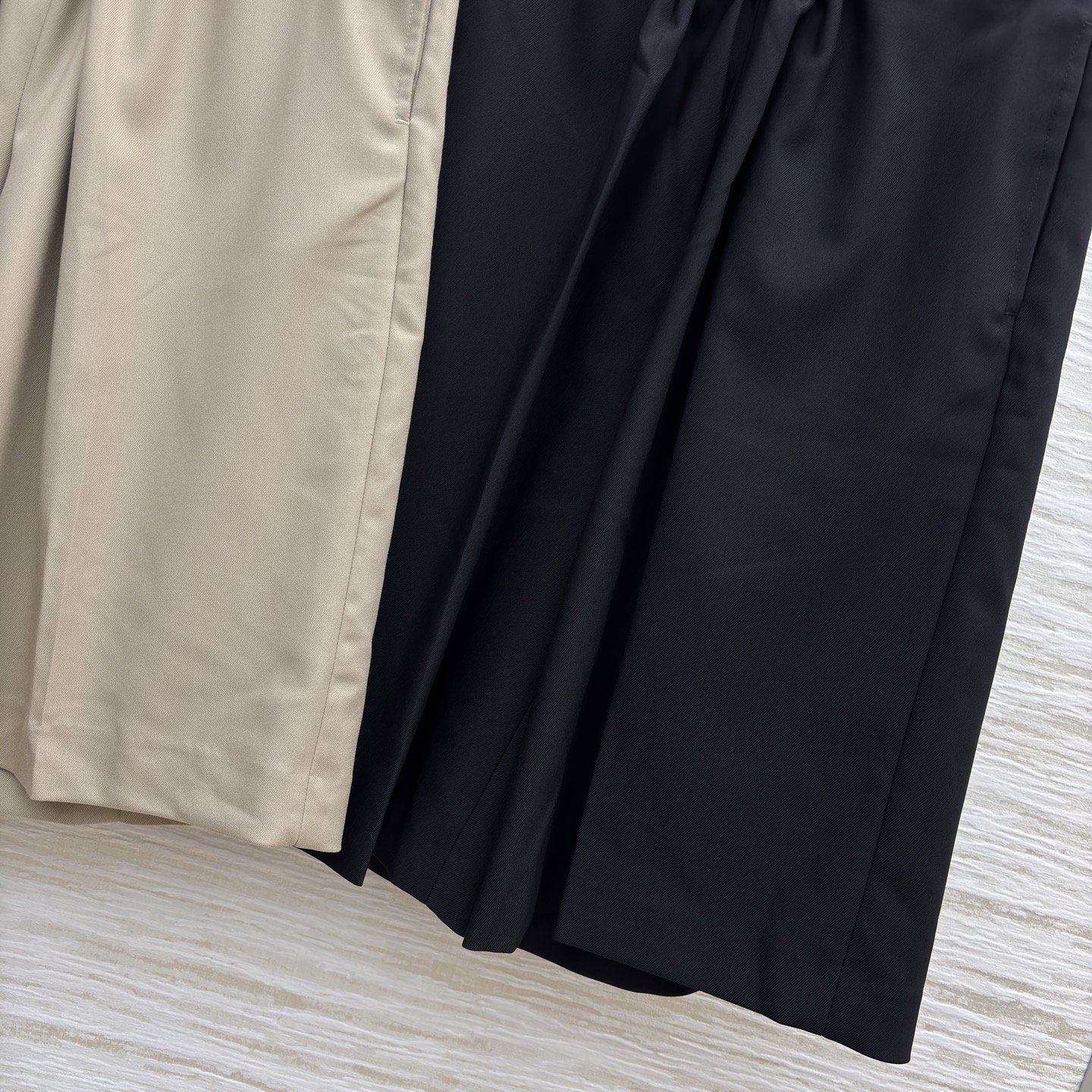 LW家 25新款 皮扣松紧收褶高腰直筒六分裤 松紧高腰阔腿裤型 一秒拉出大长腿 采用肌理感面料 经典版型