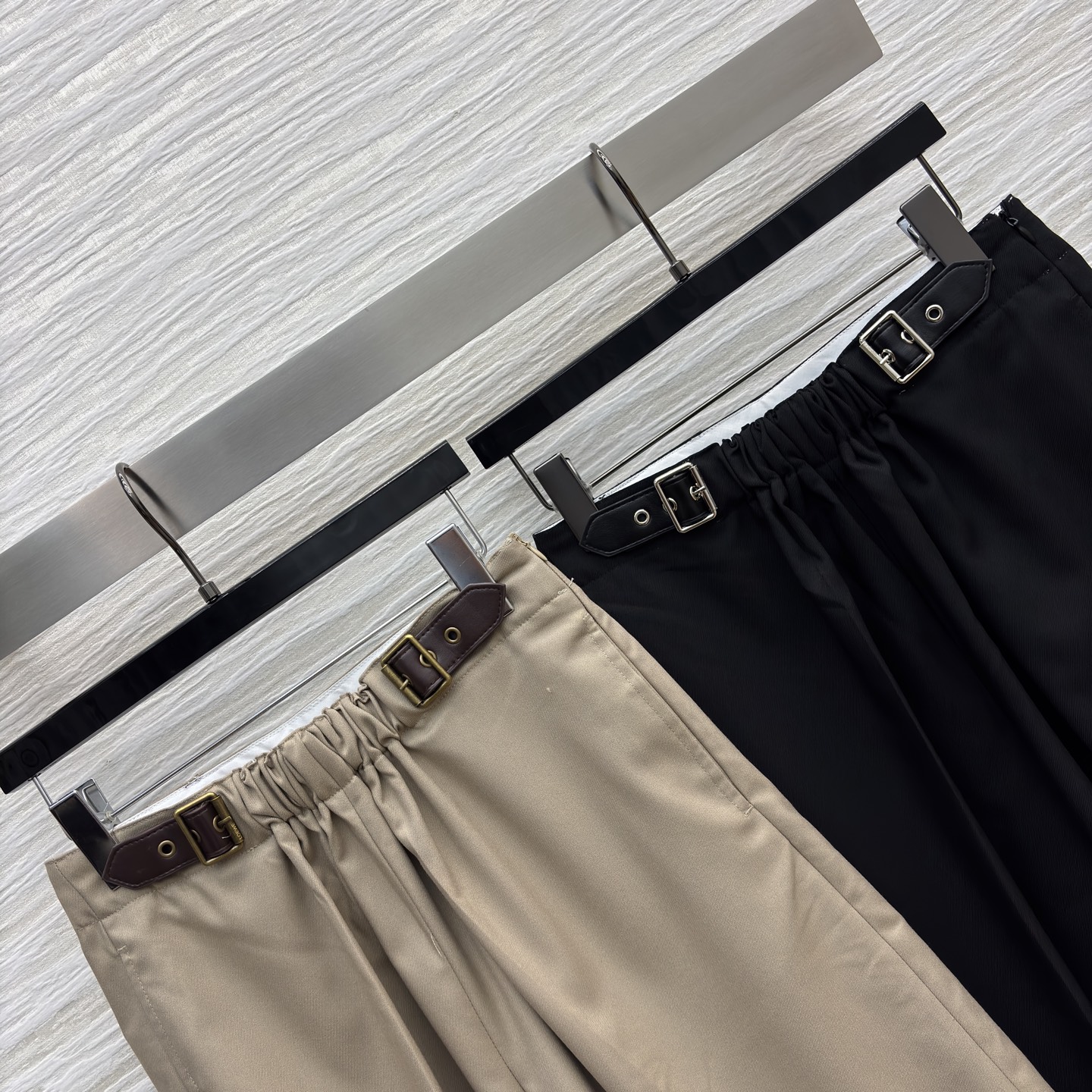 LW家 25新款 皮扣松紧收褶高腰直筒六分裤 松紧高腰阔腿裤型 一秒拉出大长腿 采用肌理感面料 经典版型