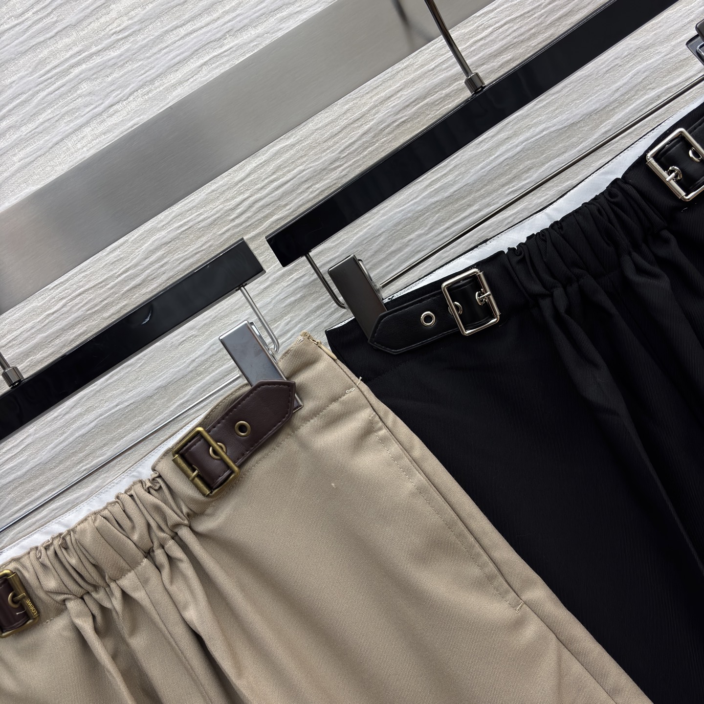 LW家 25新款 皮扣松紧收褶高腰直筒六分裤 松紧高腰阔腿裤型 一秒拉出大长腿 采用肌理感面料 经典版型