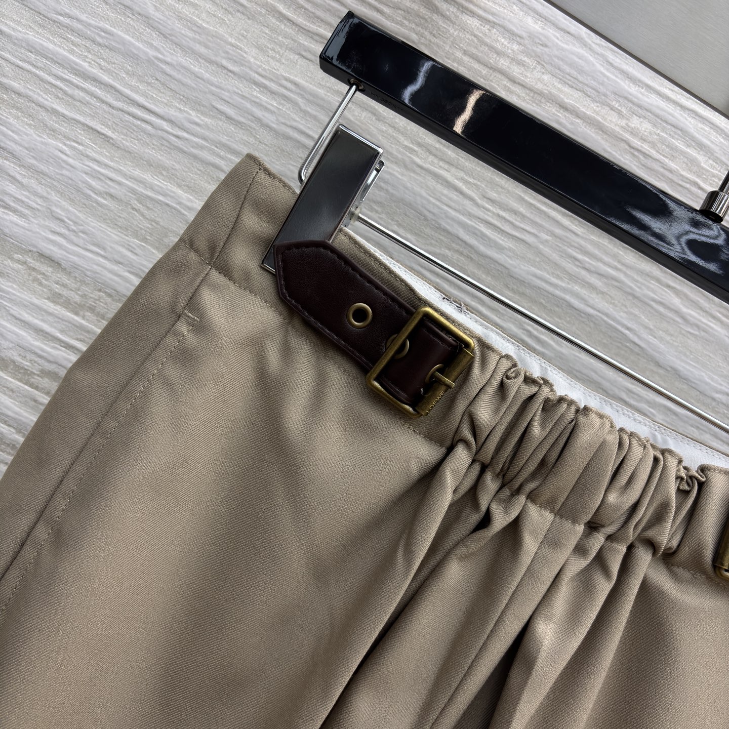 LW家 25新款 皮扣松紧收褶高腰直筒六分裤 松紧高腰阔腿裤型 一秒拉出大长腿 采用肌理感面料 经典版型