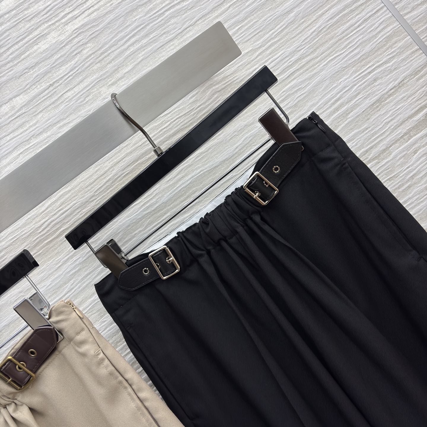 LW家 25新款 皮扣松紧收褶高腰直筒阔腿裤 松紧高腰阔腿裤型 一秒拉出大长腿 采用肌理感面料 经典版型