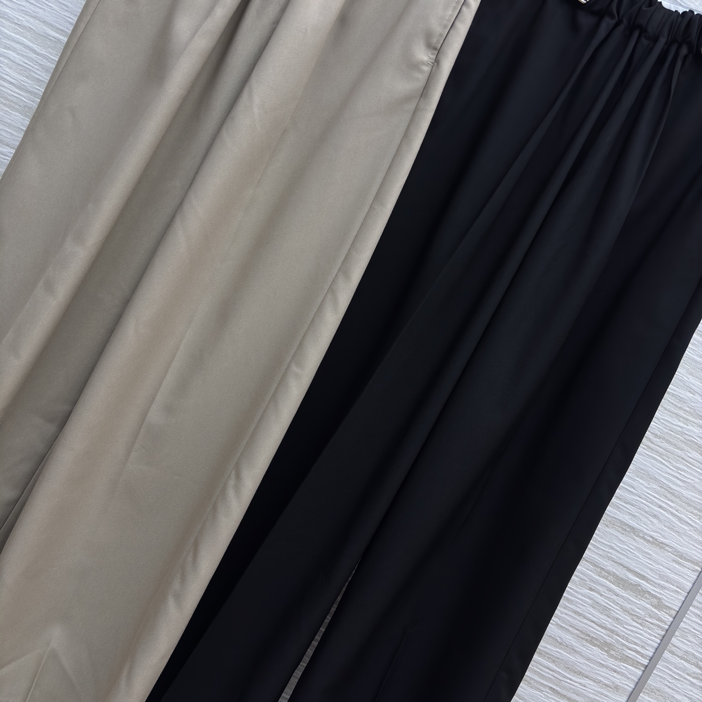 LW家 25新款 皮扣松紧收褶高腰直筒阔腿裤 松紧高腰阔腿裤型 一秒拉出大长腿 采用肌理感面料 经典版型