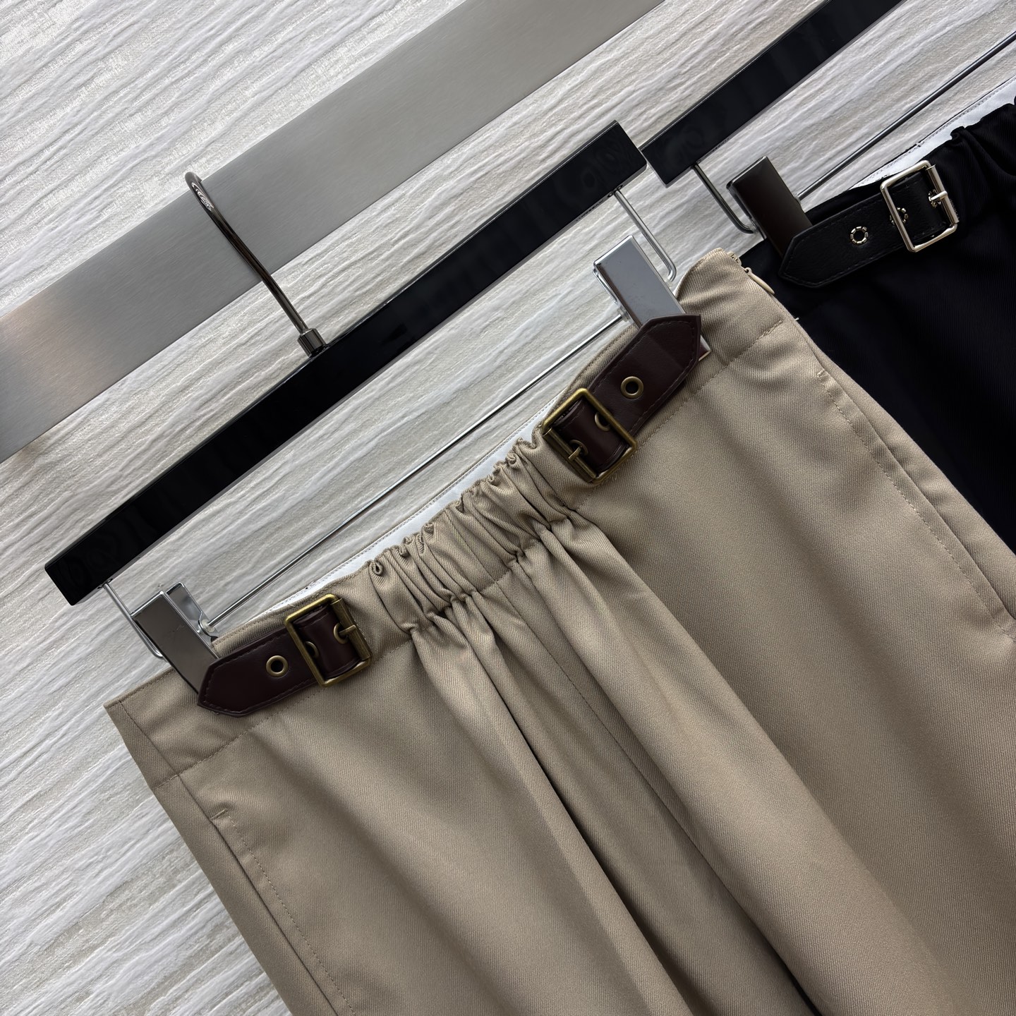 LW家 25新款 皮扣松紧收褶高腰直筒阔腿裤 松紧高腰阔腿裤型 一秒拉出大长腿 采用肌理感面料 经典版型