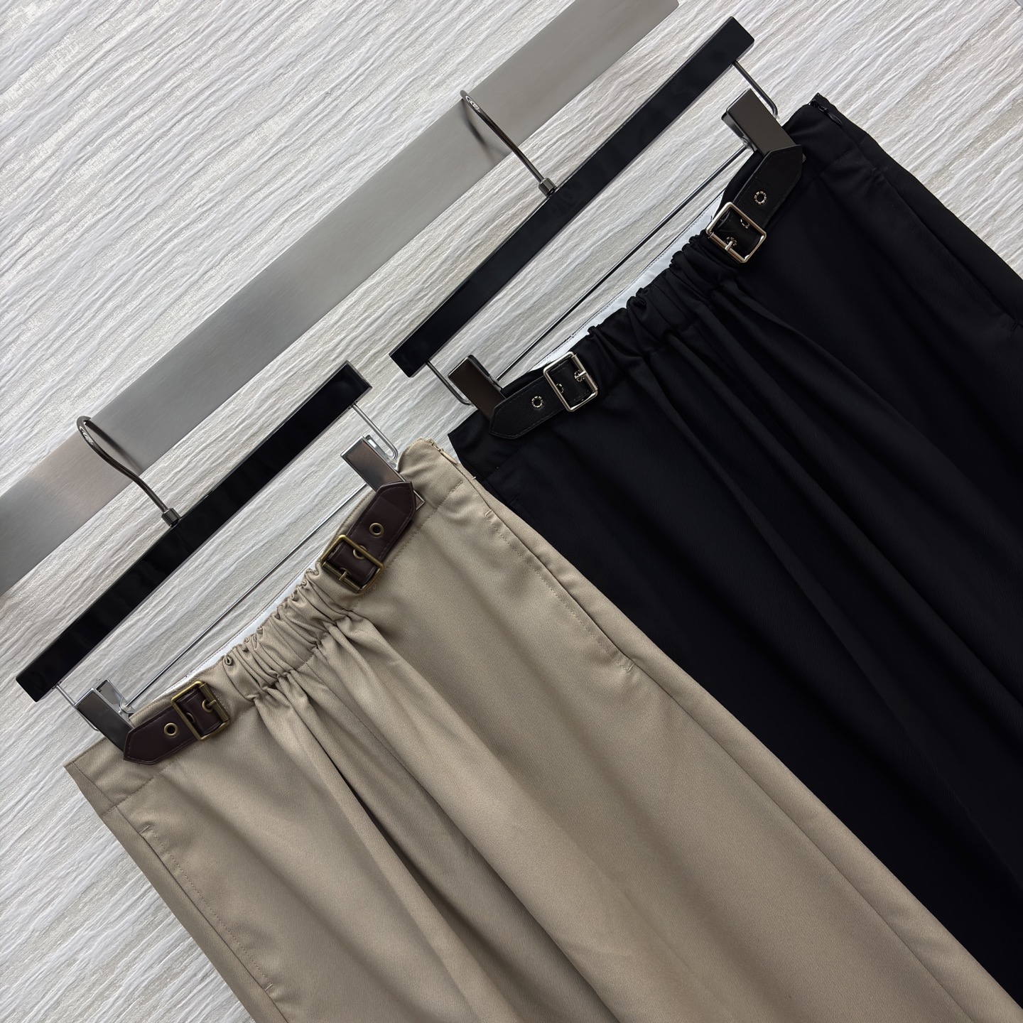 LW家 25新款 皮扣松紧收褶高腰直筒阔腿裤 松紧高腰阔腿裤型 一秒拉出大长腿 采用肌理感面料 经典版型