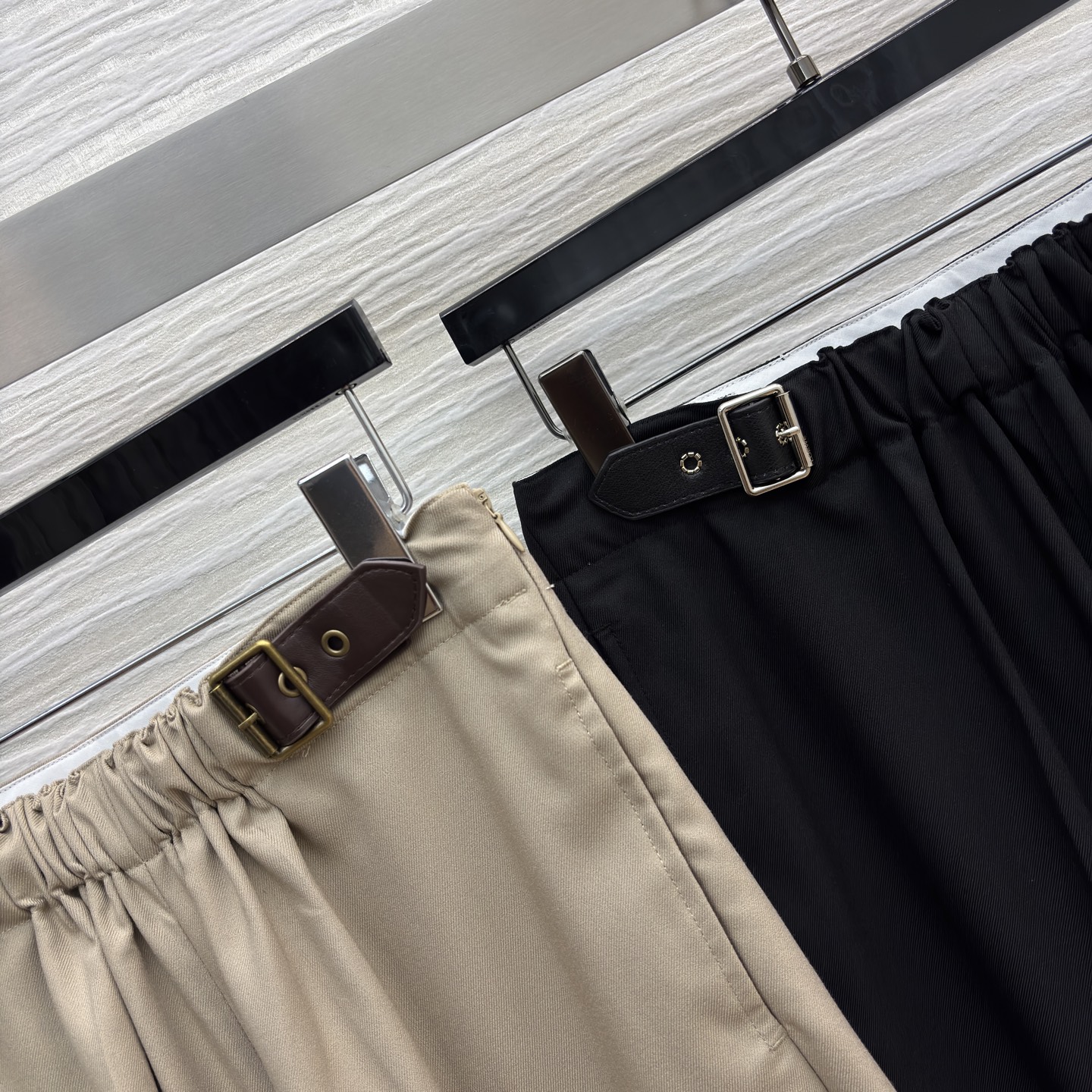 LW家 25新款 皮扣松紧收褶高腰直筒阔腿裤 松紧高腰阔腿裤型 一秒拉出大长腿 采用肌理感面料 经典版型