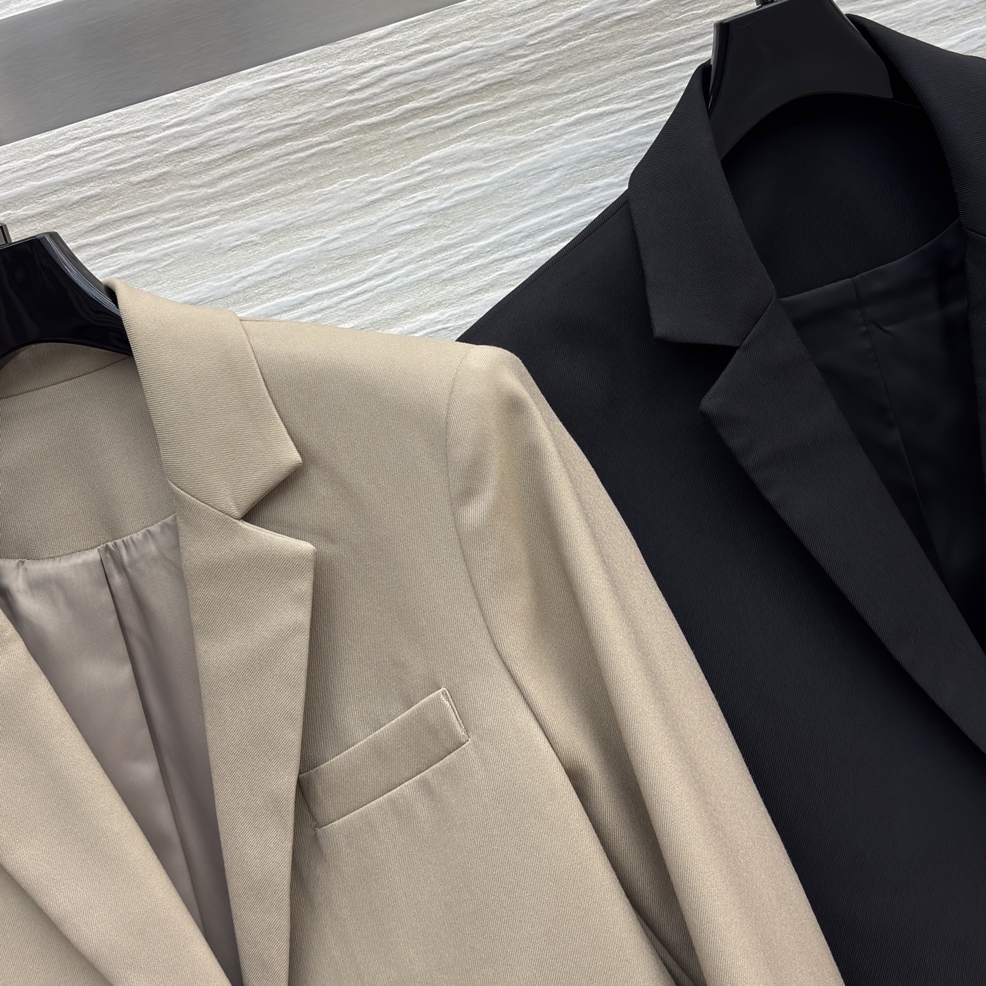 LW家 25秋冬新款 后背松紧收褶皮扣西装夹克外套 超高颜值 一秒提升气质感 西装小翻领设计 定制log