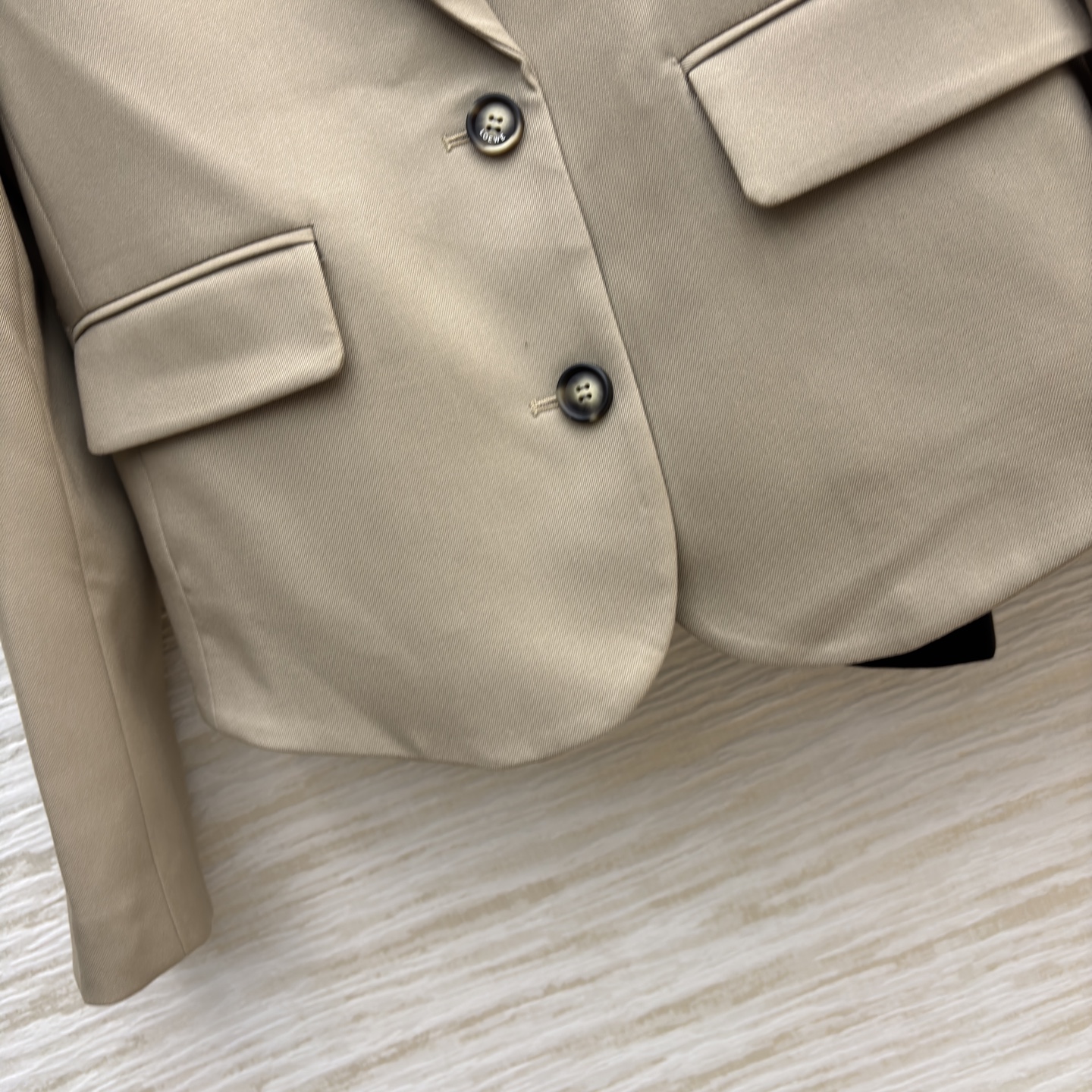 LW家 25秋冬新款 后背松紧收褶皮扣西装夹克外套 超高颜值 一秒提升气质感 西装小翻领设计 定制log