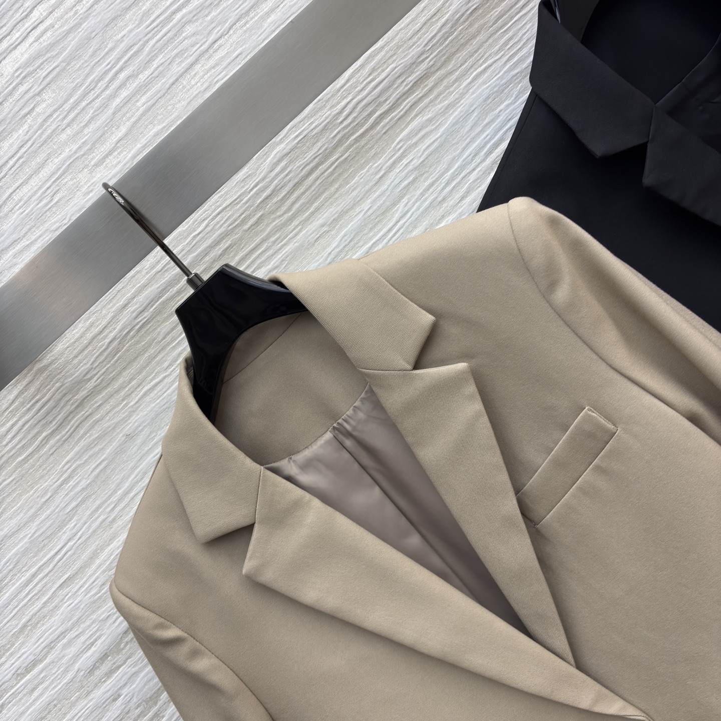 LW家 25秋冬新款 后背松紧收褶皮扣西装夹克外套 超高颜值 一秒提升气质感 西装小翻领设计 定制log