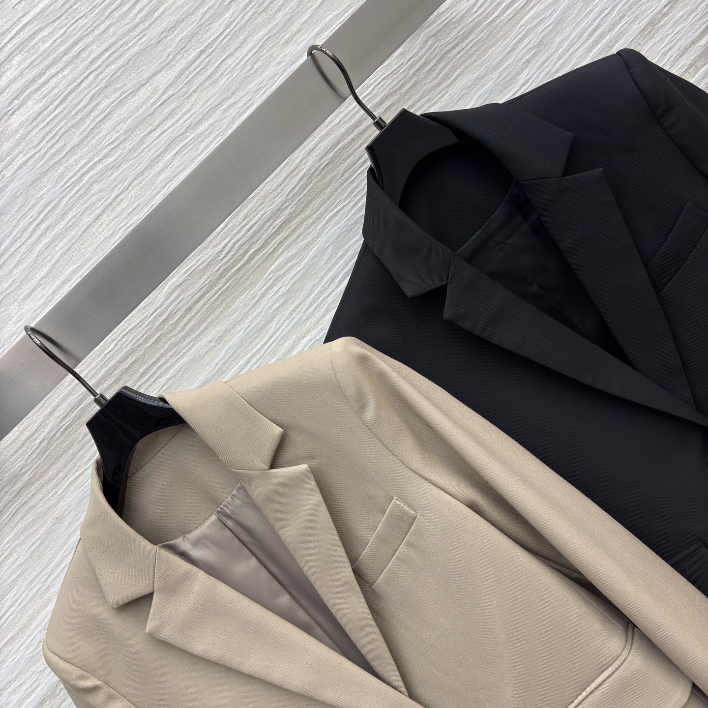 LW家 25秋冬新款 后背松紧收褶皮扣西装夹克外套 超高颜值 一秒提升气质感 西装小翻领设计 定制log