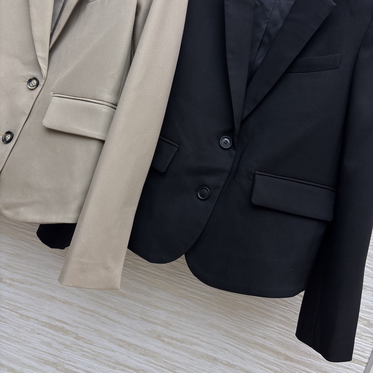 LW家 25秋冬新款 后背松紧收褶皮扣西装夹克外套 超高颜值 一秒提升气质感 西装小翻领设计 定制log