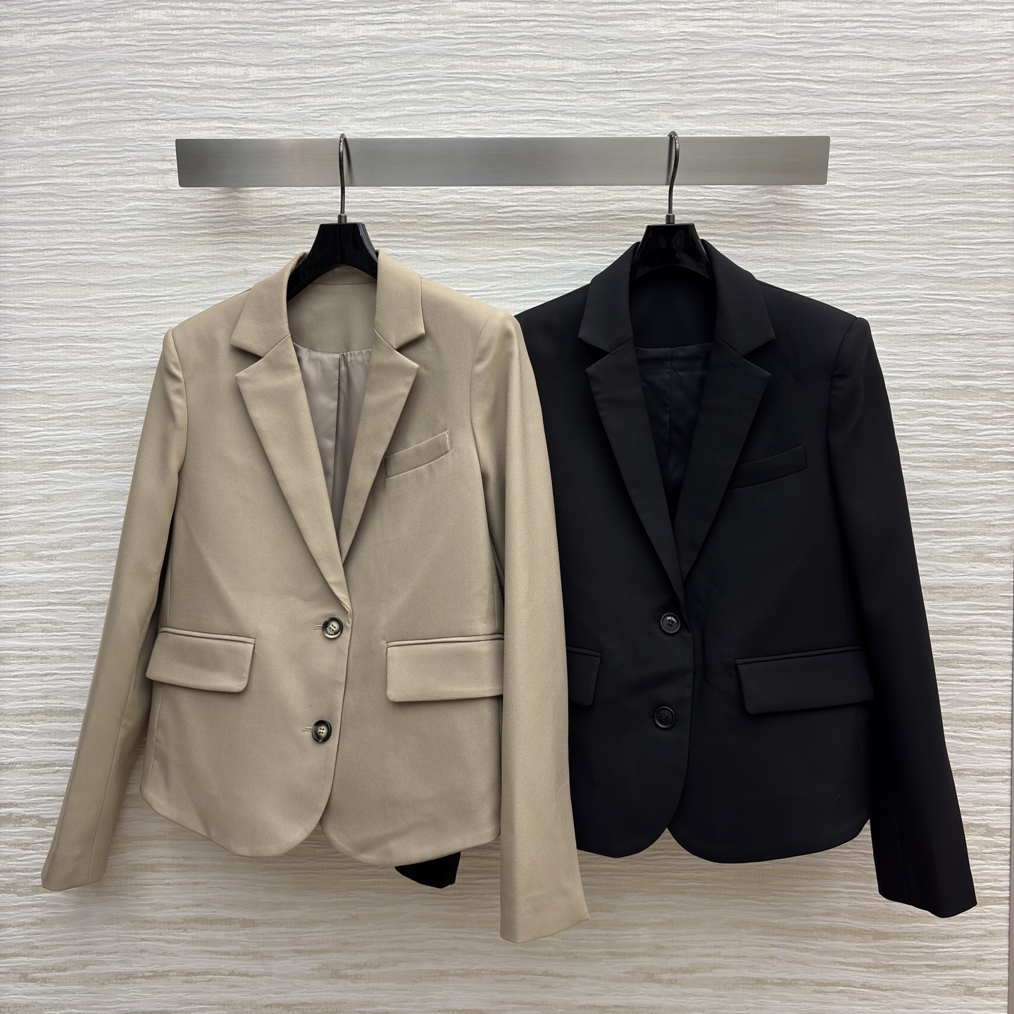 LW家 25秋冬新款 后背松紧收褶皮扣西装夹克外套 超高颜值 一秒提升气质感 西装小翻领设计 定制log