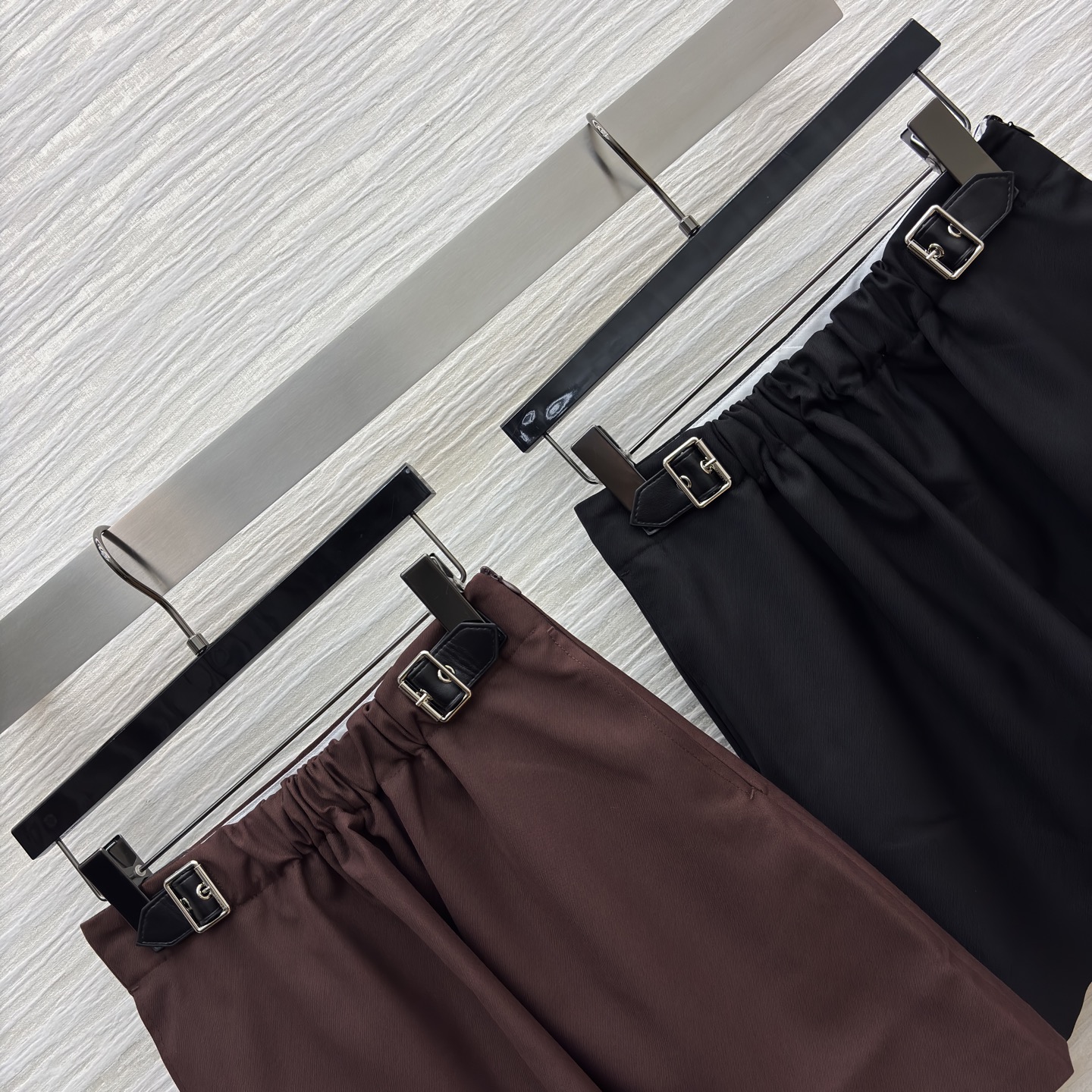 LW家 25新款 皮扣松紧收褶高腰半裙 松紧高腰阔腿裤型 一秒拉出大长腿 采用肌理感面料 经典版型 上身