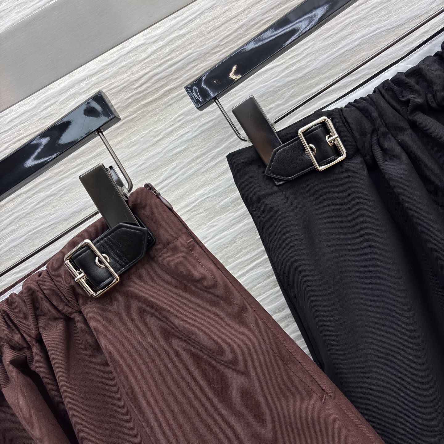 LW家 25新款 皮扣松紧收褶高腰半裙 松紧高腰阔腿裤型 一秒拉出大长腿 采用肌理感面料 经典版型 上身