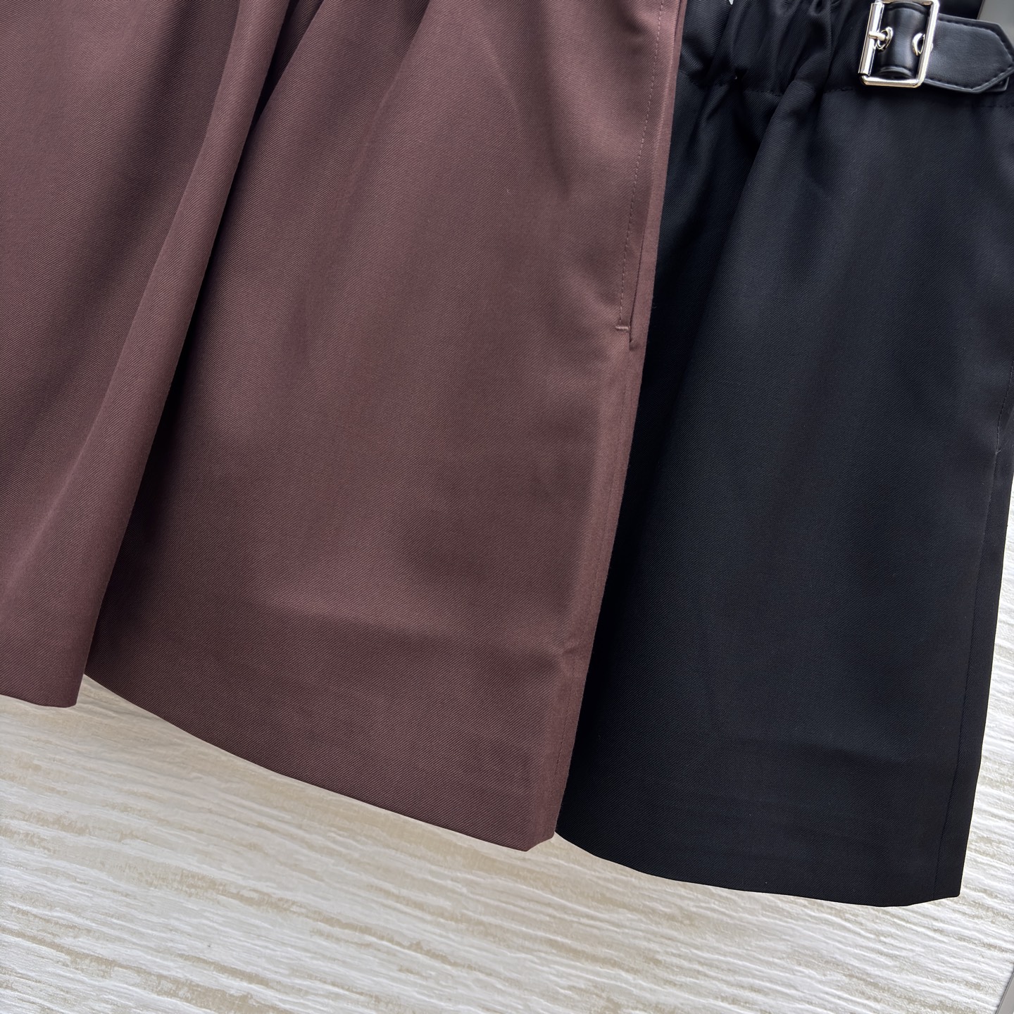 LW家 25新款 皮扣松紧收褶高腰半裙 松紧高腰阔腿裤型 一秒拉出大长腿 采用肌理感面料 经典版型 上身