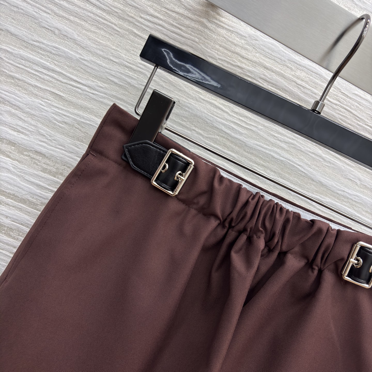 LW家 25新款 皮扣松紧收褶高腰半裙 松紧高腰阔腿裤型 一秒拉出大长腿 采用肌理感面料 经典版型 上身