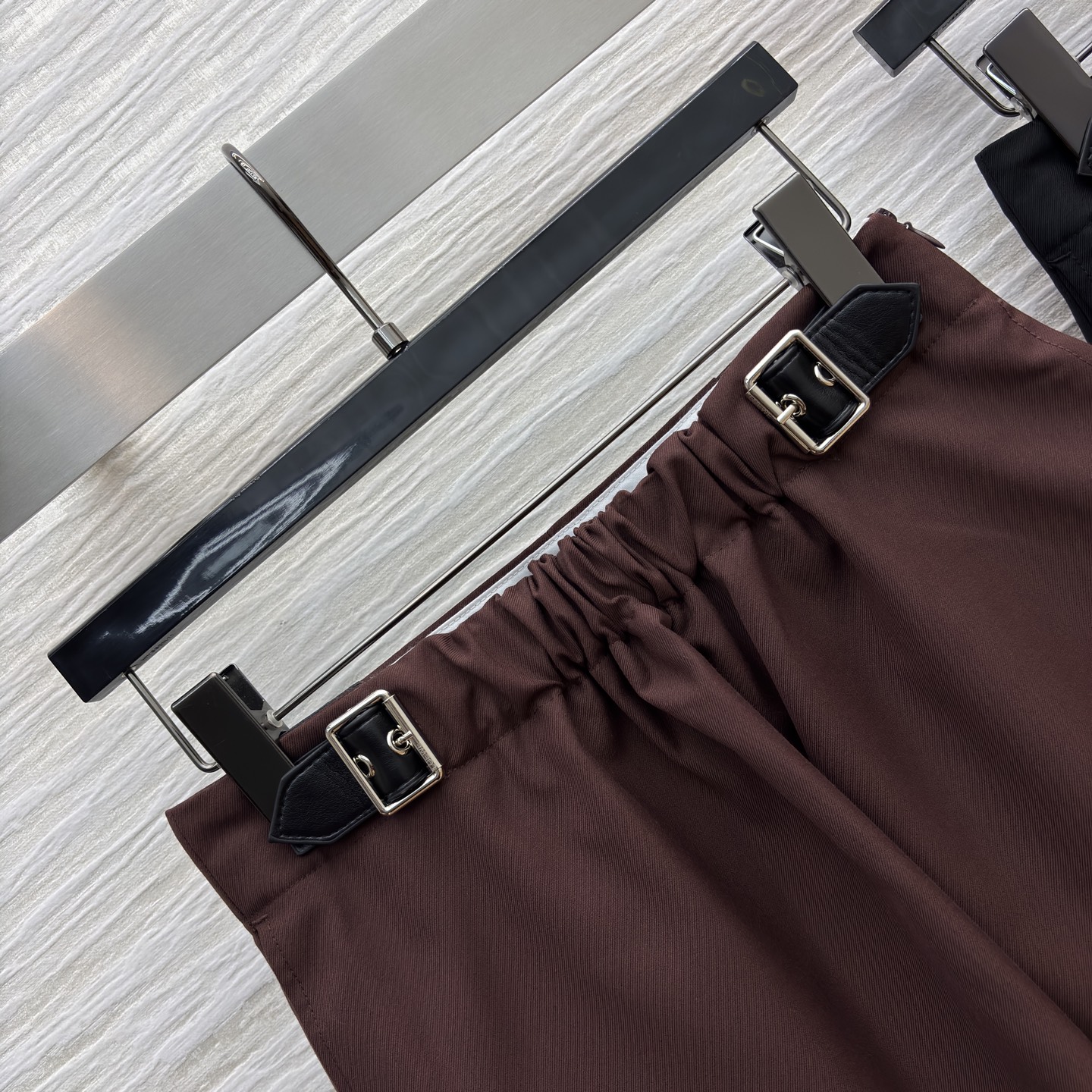 LW家 25新款 皮扣松紧收褶高腰半裙 松紧高腰阔腿裤型 一秒拉出大长腿 采用肌理感面料 经典版型 上身