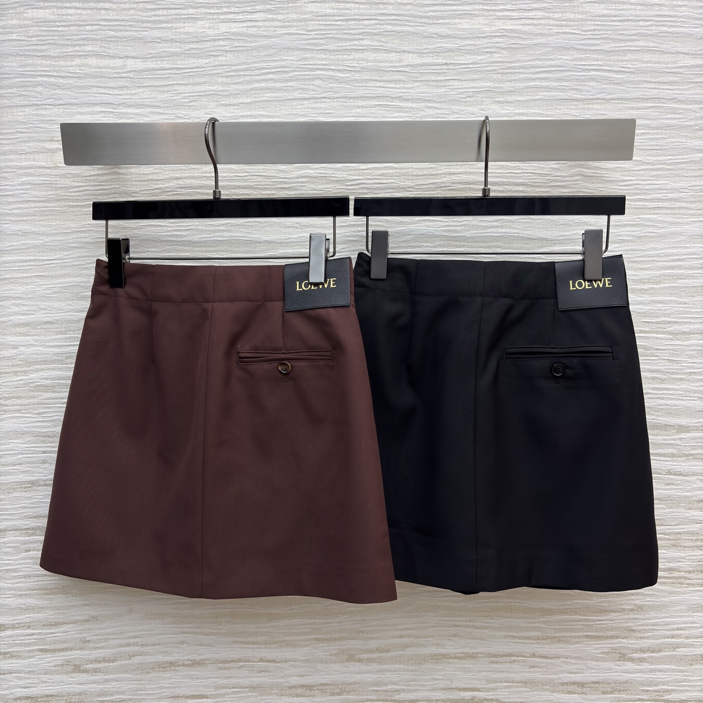 LW家 25新款 皮扣松紧收褶高腰半裙 松紧高腰阔腿裤型 一秒拉出大长腿 采用肌理感面料 经典版型 上身