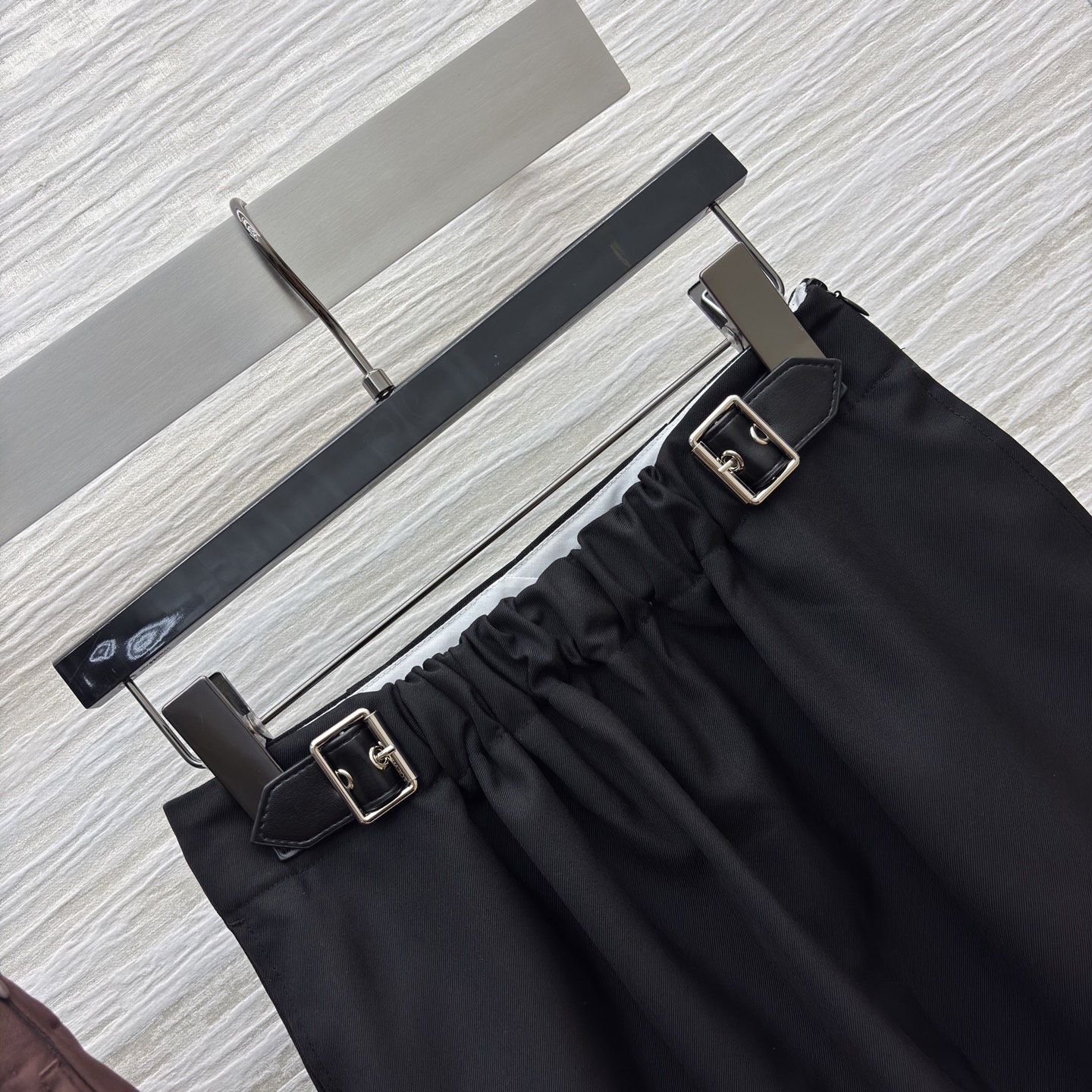 LW家 25新款 皮扣松紧收褶高腰半裙 松紧高腰阔腿裤型 一秒拉出大长腿 采用肌理感面料 经典版型 上身