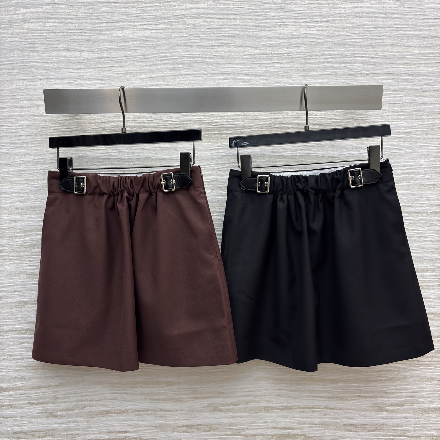 LW家 25新款 皮扣松紧收褶高腰半裙 松紧高腰阔腿裤型 一秒拉出大长腿 采用肌理感面料 经典版型 上身