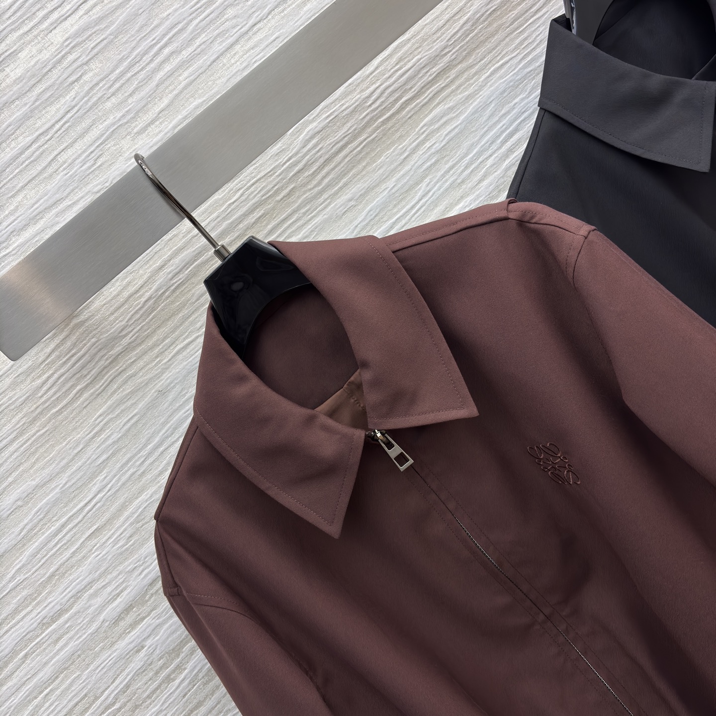 LW家 25早秋新款 翻领短款夹克外套 利落小立领利落剪裁 下摆皮扣松紧收褶设计 自带酷飒气场 短款宽松