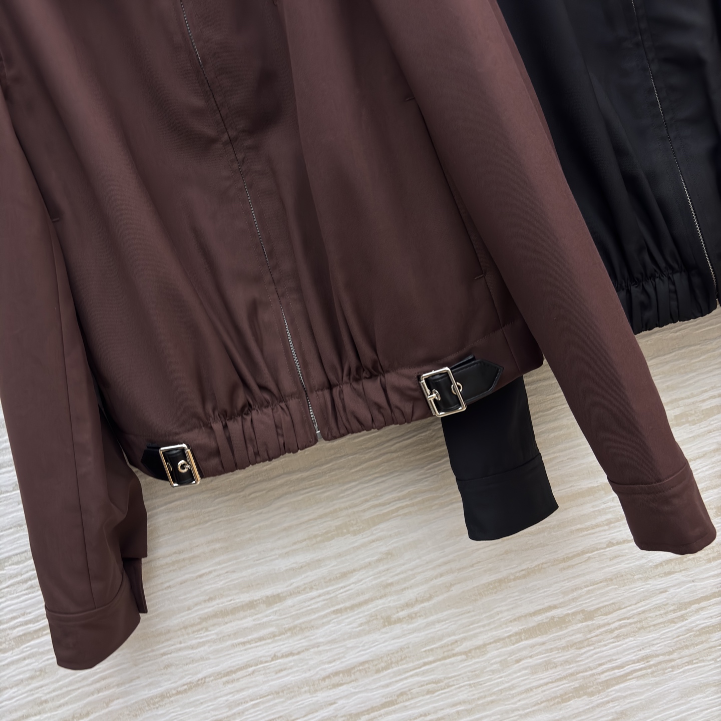 LW家 25早秋新款 翻领短款夹克外套 利落小立领利落剪裁 下摆皮扣松紧收褶设计 自带酷飒气场 短款宽松