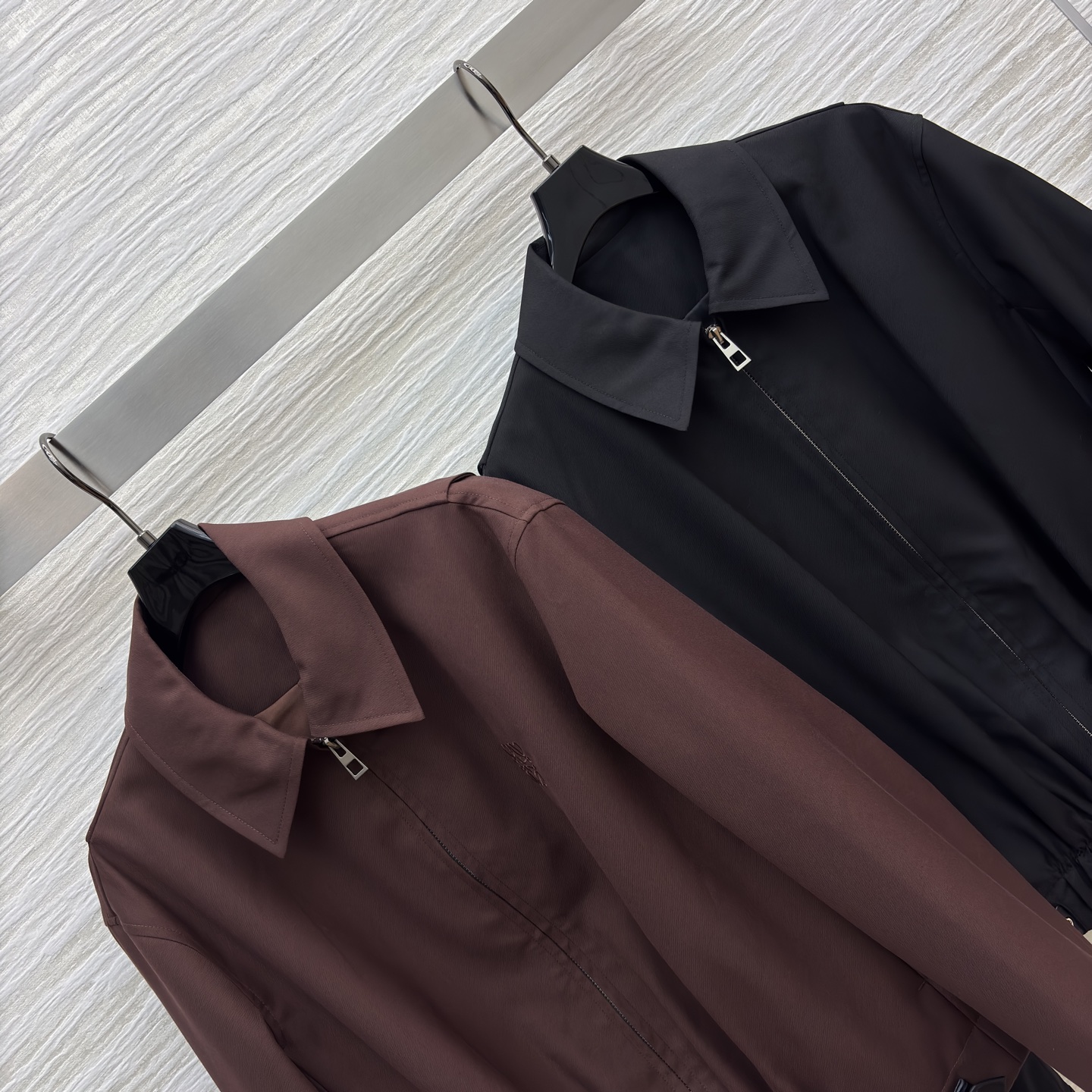 LW家 25早秋新款 翻领短款夹克外套 利落小立领利落剪裁 下摆皮扣松紧收褶设计 自带酷飒气场 短款宽松