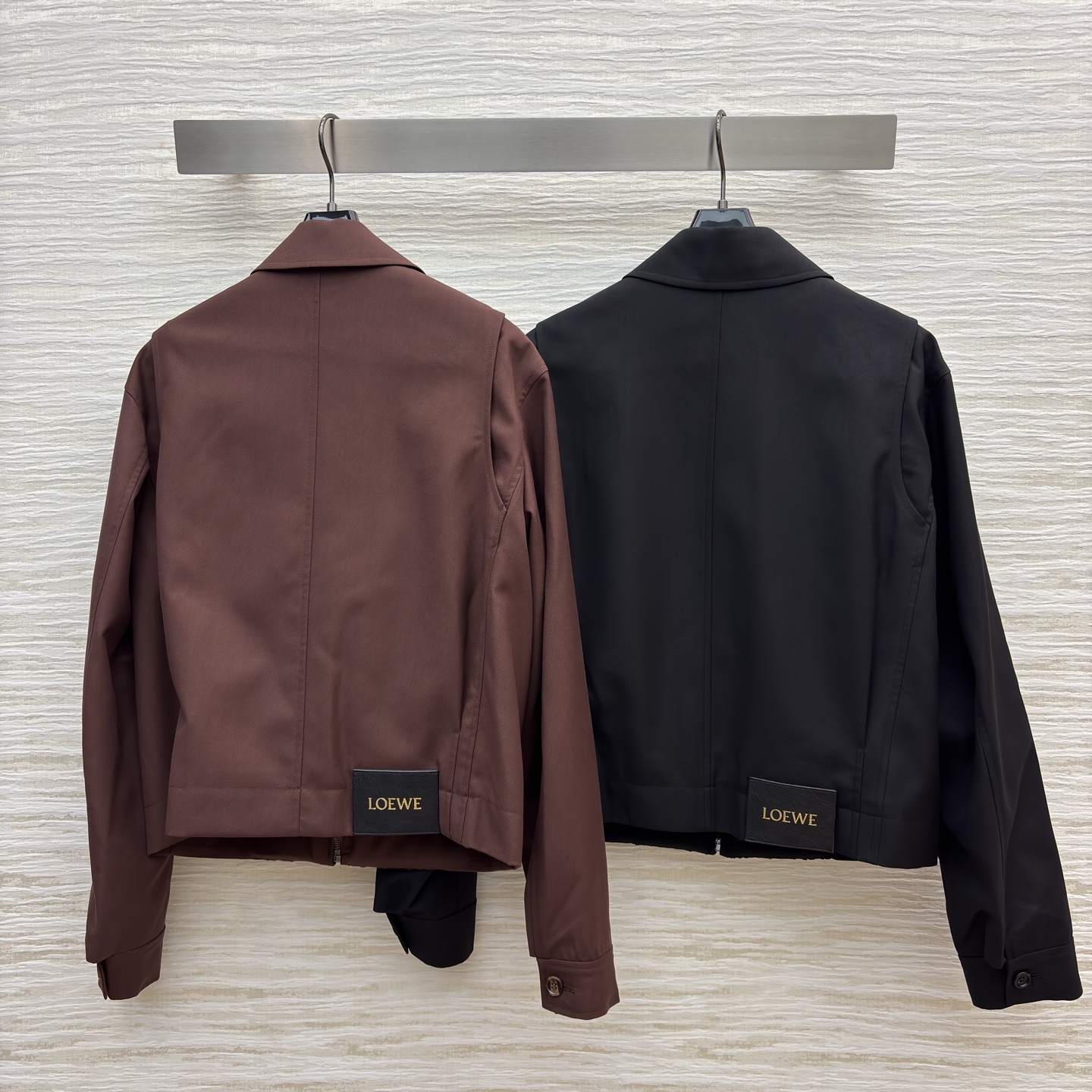 LW家 25早秋新款 翻领短款夹克外套 利落小立领利落剪裁 下摆皮扣松紧收褶设计 自带酷飒气场 短款宽松