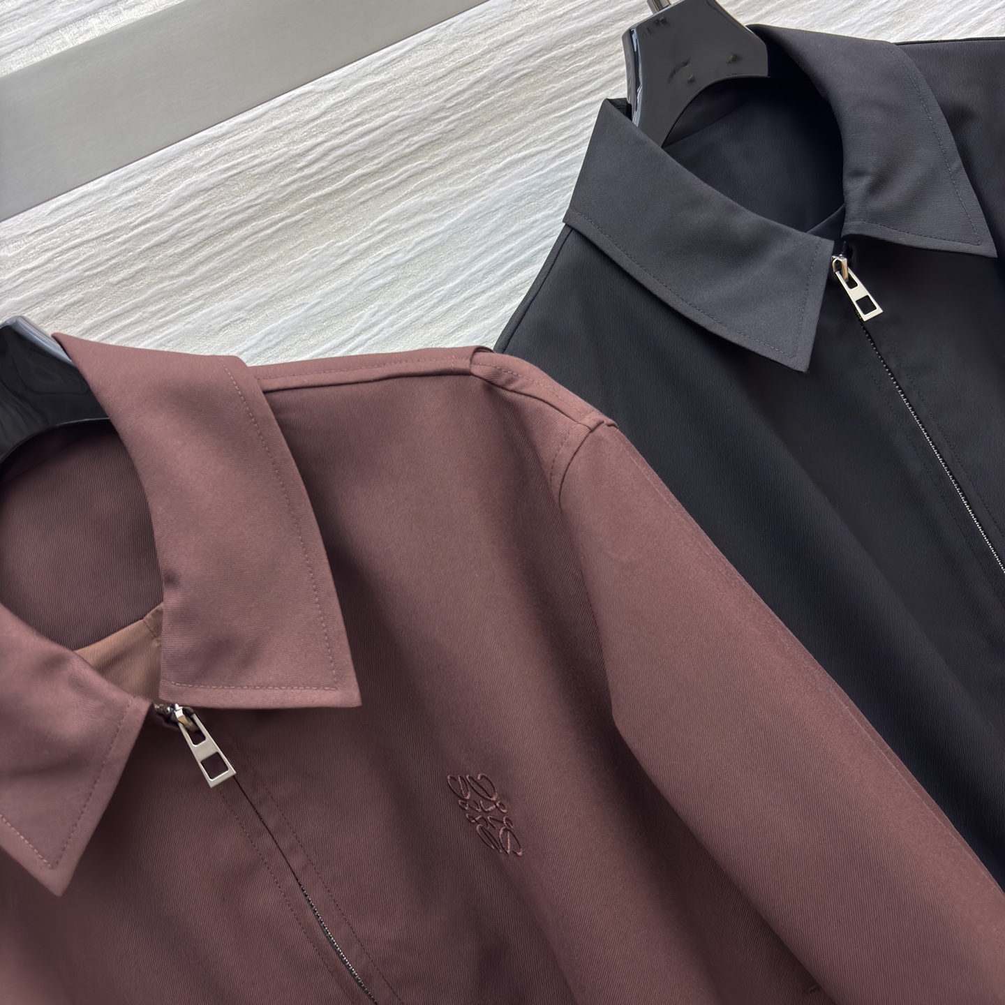 LW家 25早秋新款 翻领短款夹克外套 利落小立领利落剪裁 下摆皮扣松紧收褶设计 自带酷飒气场 短款宽松