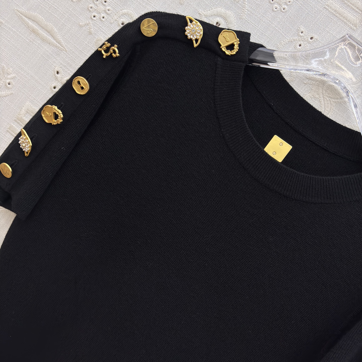 Sch家 25新款 异扣装饰针织短袖连衣裙 简约版型暗藏心机 肩部与袖臂的金色装饰如艺术徽章般别致吸睛 