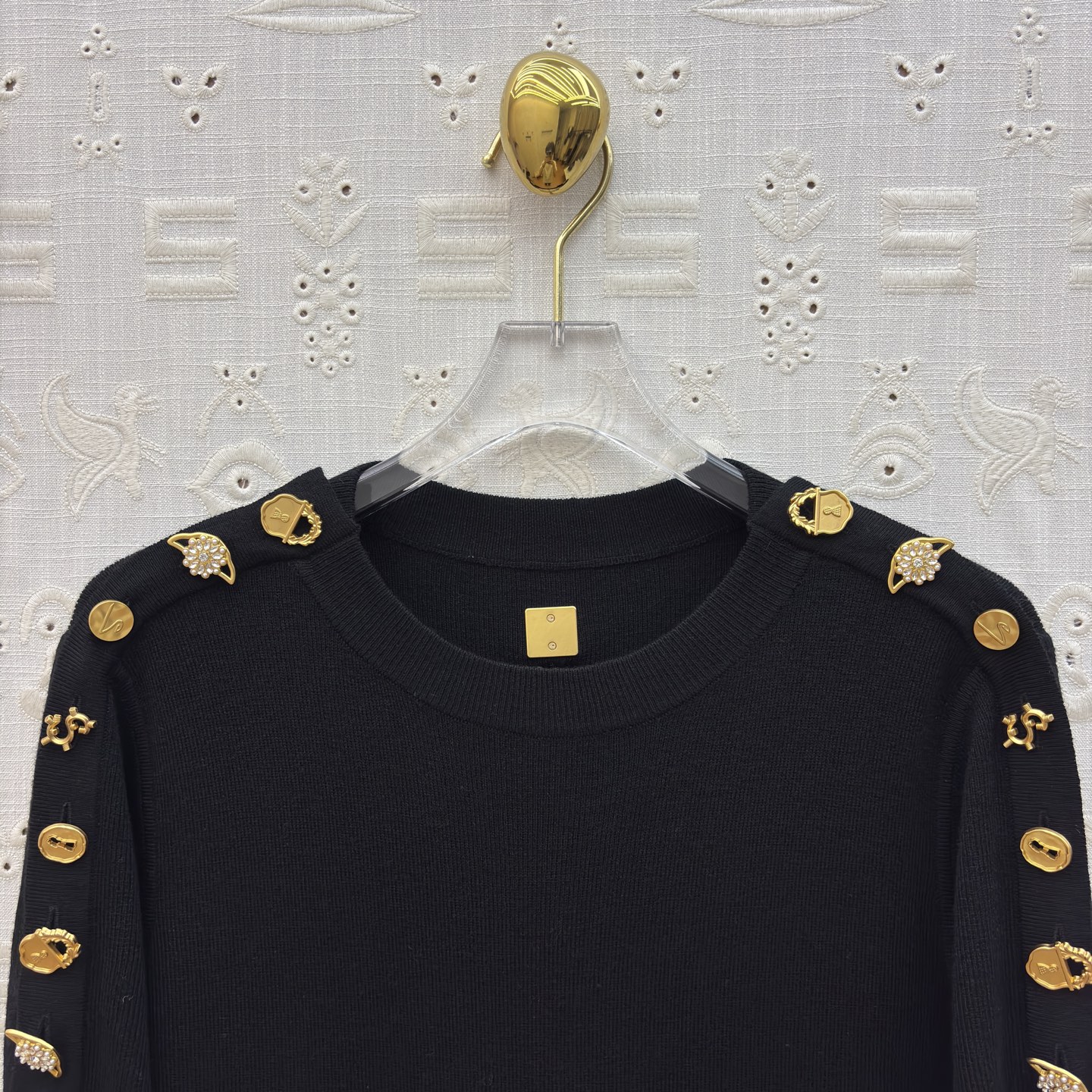 Sch家 25新款 异扣装饰针织短袖连衣裙 简约版型暗藏心机 肩部与袖臂的金色装饰如艺术徽章般别致吸睛 