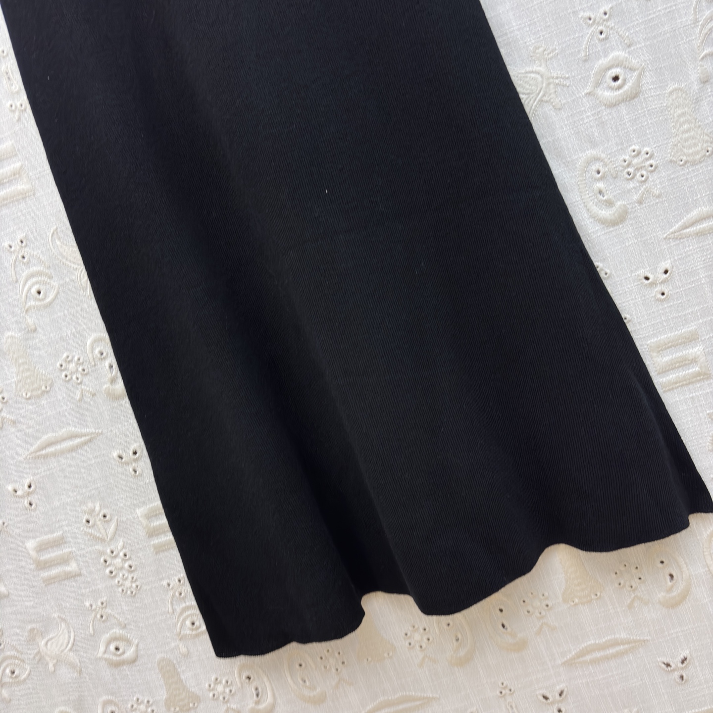 Sch家 25新款 异扣装饰针织短袖连衣裙 简约版型暗藏心机 肩部与袖臂的金色装饰如艺术徽章般别致吸睛 