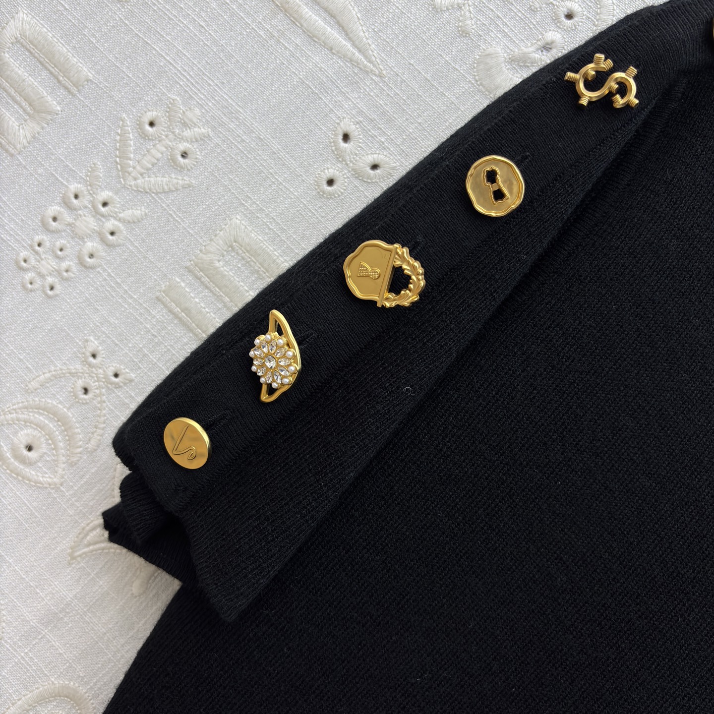 Sch家 25新款 异扣装饰针织短袖连衣裙 简约版型暗藏心机 肩部与袖臂的金色装饰如艺术徽章般别致吸睛 