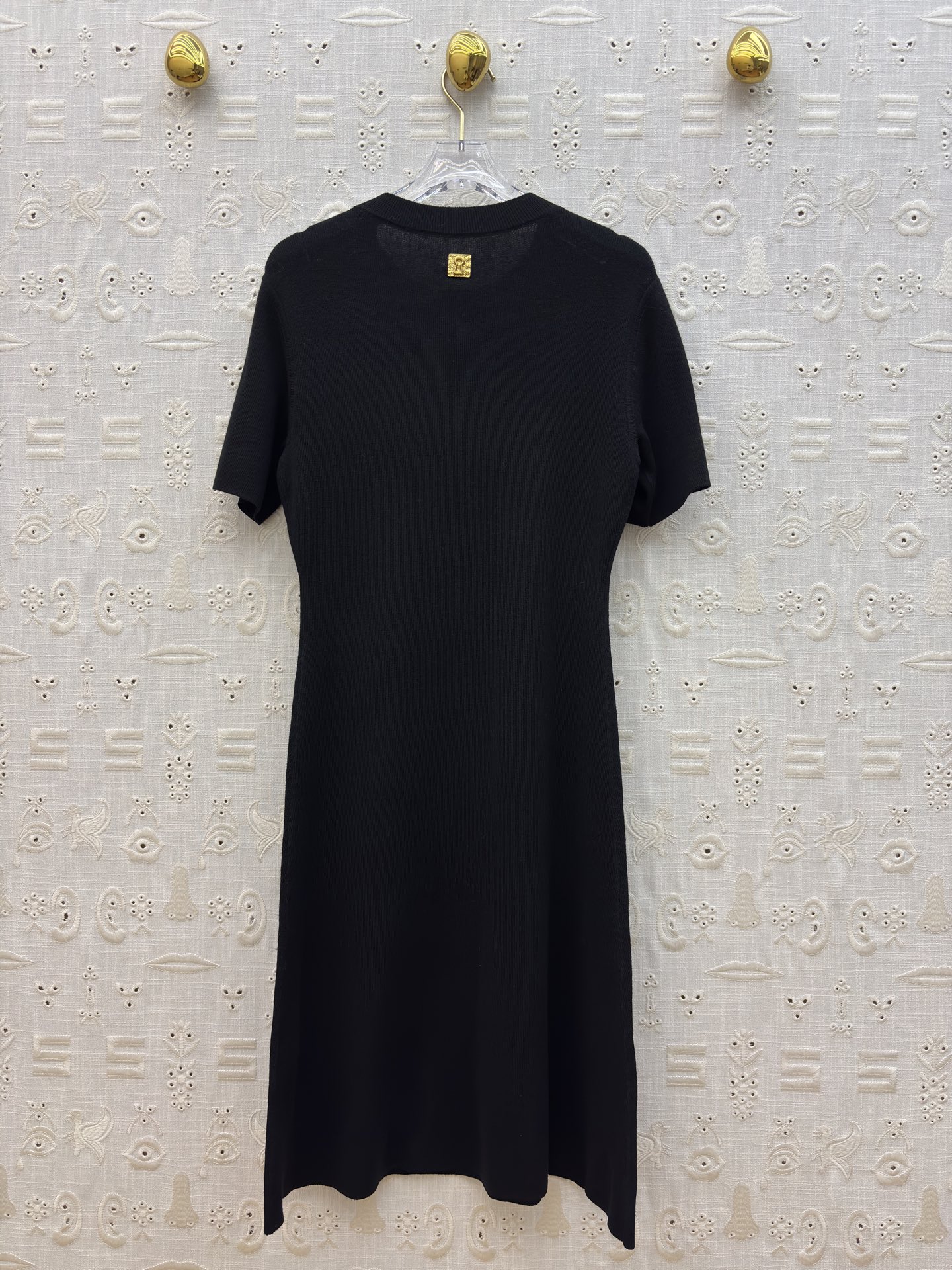 Sch家 25新款 异扣装饰针织短袖连衣裙 简约版型暗藏心机 肩部与袖臂的金色装饰如艺术徽章般别致吸睛 