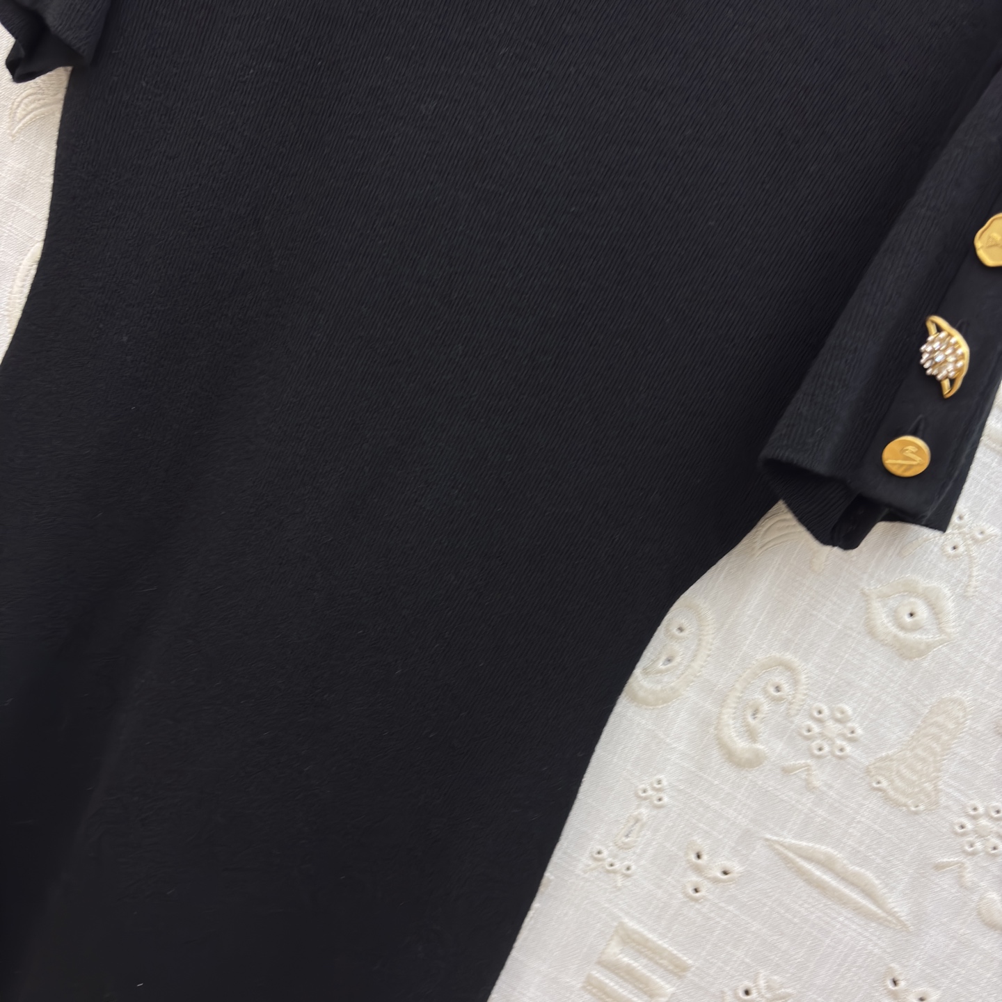 Sch家 25新款 异扣装饰针织短袖连衣裙 简约版型暗藏心机 肩部与袖臂的金色装饰如艺术徽章般别致吸睛 