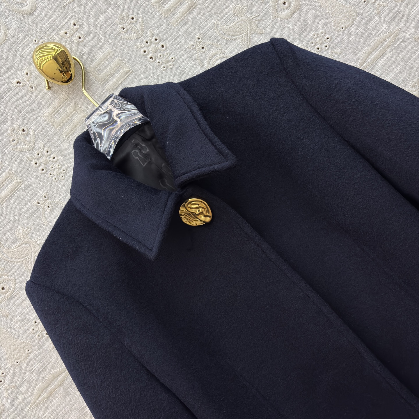 Lisa同款 sch 25秋冬 异形扣蓝色羊毛呢大衣 以利落剪裁勾勒优雅轮廓 金色纽扣如点睛之笔 于低调