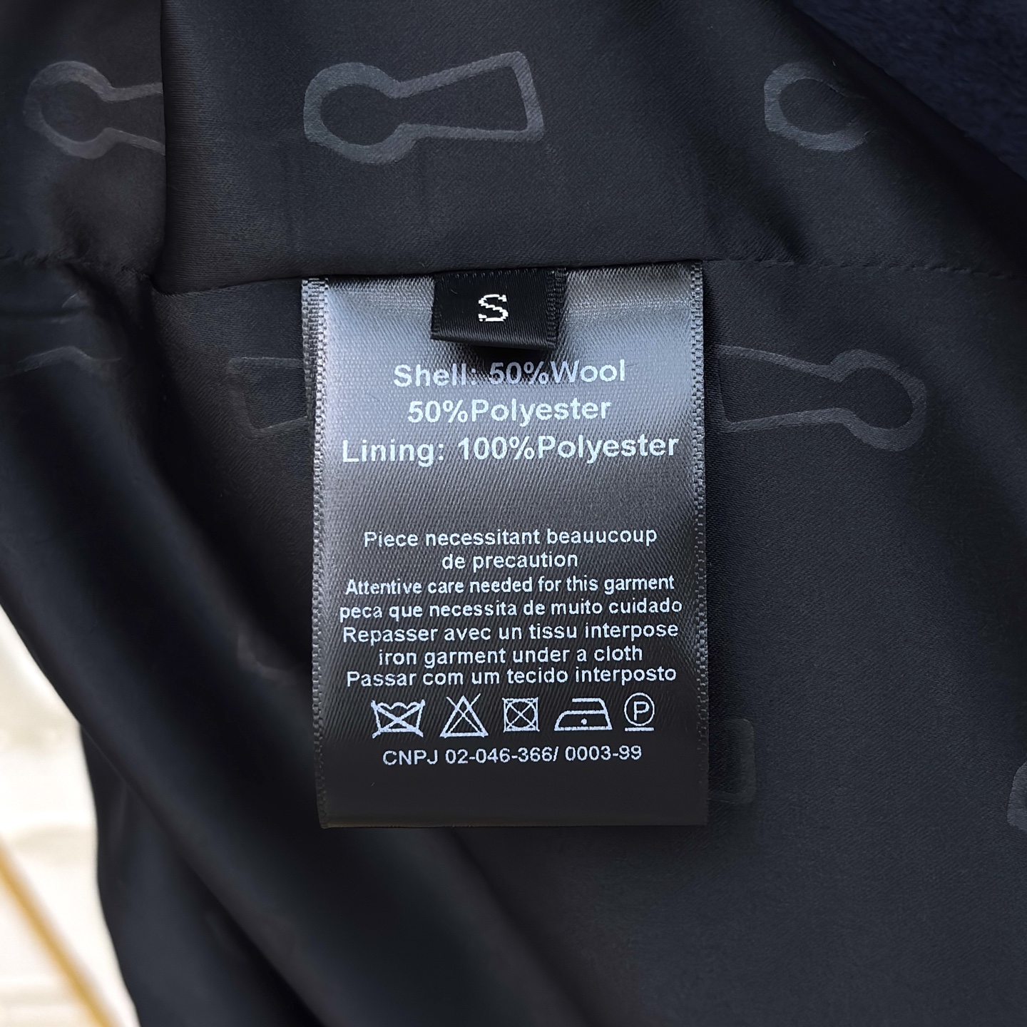 Lisa同款 sch 25秋冬 异形扣蓝色羊毛呢大衣 以利落剪裁勾勒优雅轮廓 金色纽扣如点睛之笔 于低调