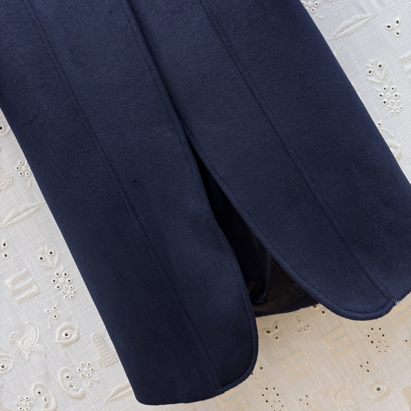 Lisa同款 sch 25秋冬 异形扣蓝色羊毛呢大衣 以利落剪裁勾勒优雅轮廓 金色纽扣如点睛之笔 于低调