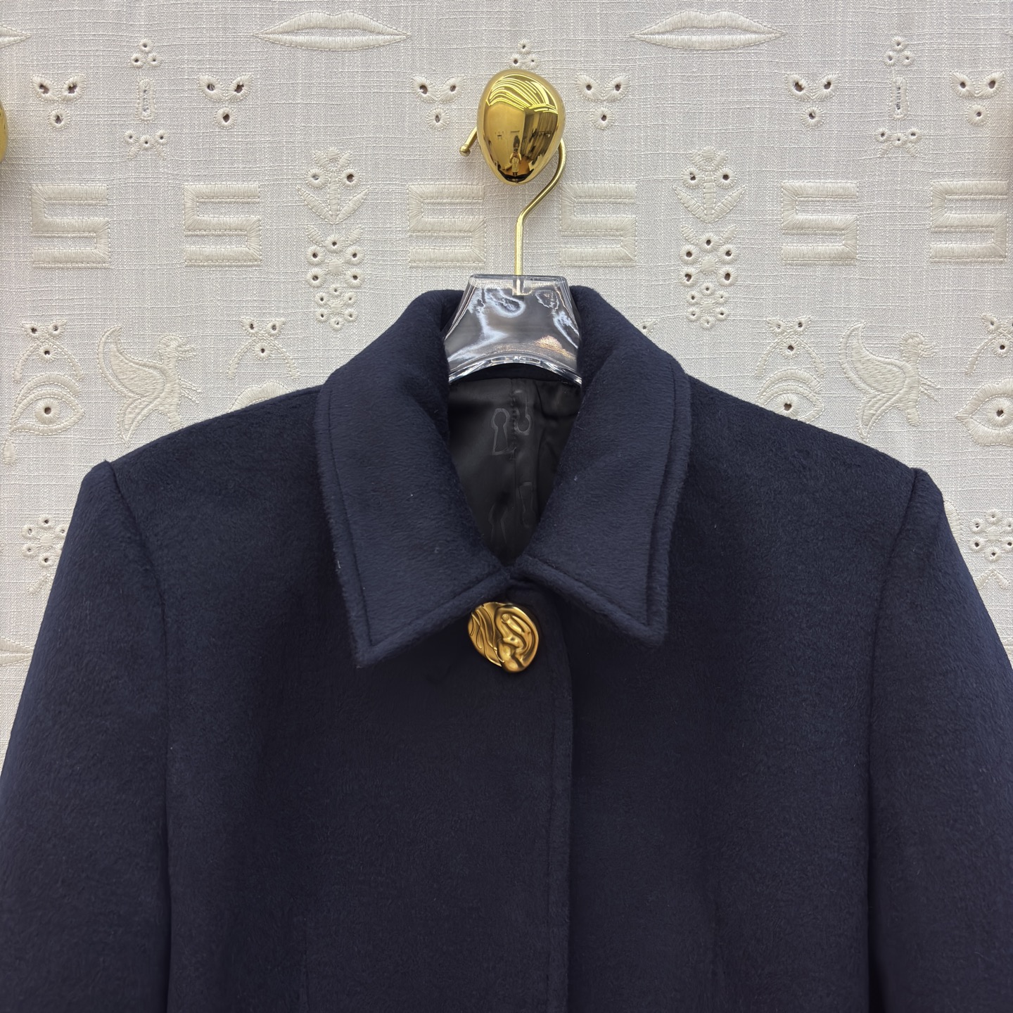 Lisa同款 sch 25秋冬 异形扣蓝色羊毛呢大衣 以利落剪裁勾勒优雅轮廓 金色纽扣如点睛之笔 于低调