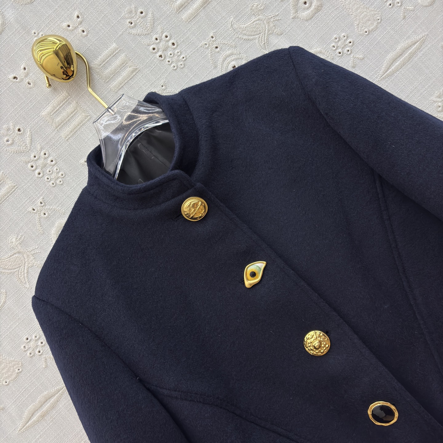 Sch25秋冬 异形扣圆领衬衫式羊毛呢外套 高颜值 一秒提升气质感 藏青呢绒邂逅复古异扣 不规则下摆暗藏