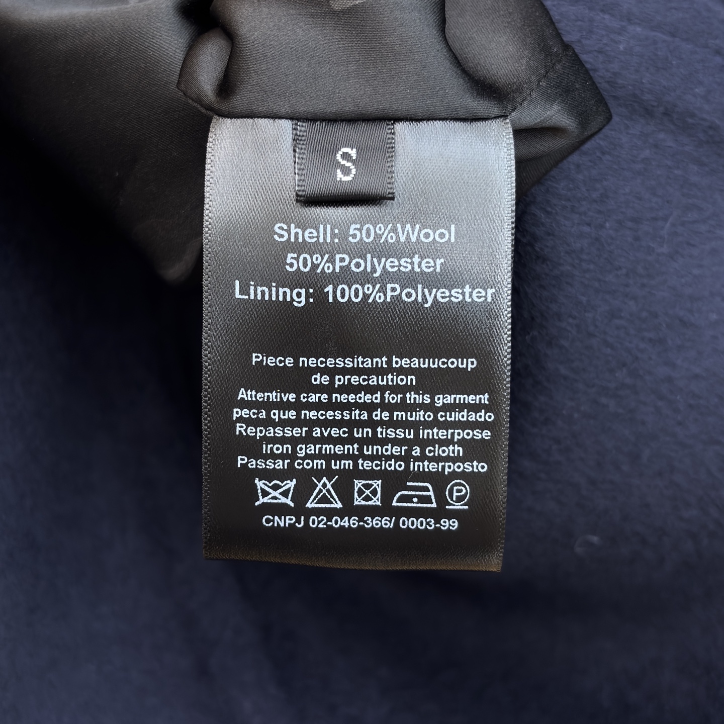 Sch25秋冬 异形扣圆领衬衫式羊毛呢外套 高颜值 一秒提升气质感 藏青呢绒邂逅复古异扣 不规则下摆暗藏