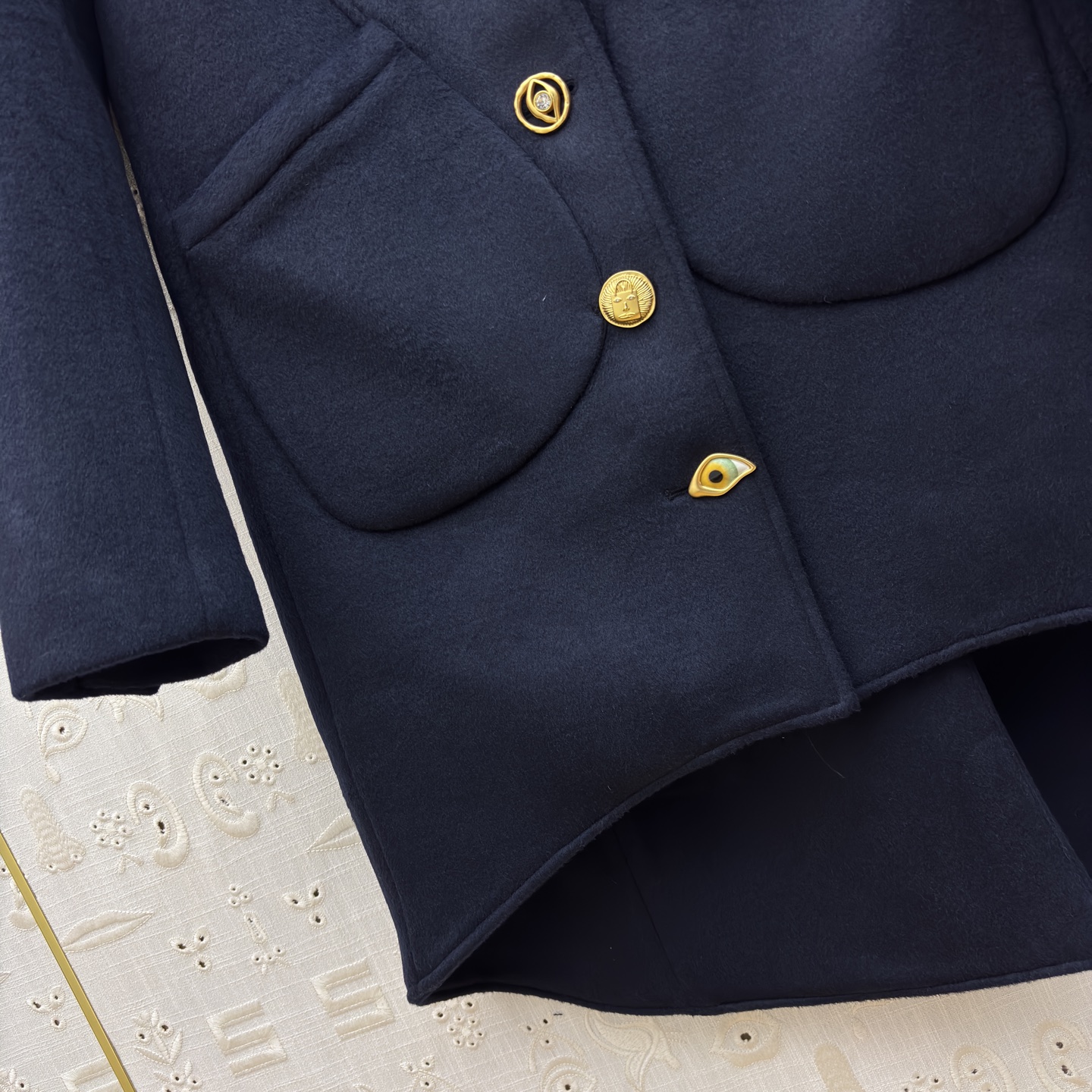 Sch25秋冬 异形扣圆领衬衫式羊毛呢外套 高颜值 一秒提升气质感 藏青呢绒邂逅复古异扣 不规则下摆暗藏