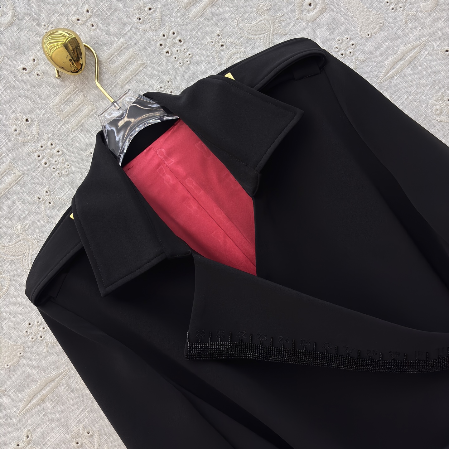 Sc25秋冬新款 异形扣翻领短款风衣外套 手工珠片尺寸图案装饰 时髦又有风度 中长款设计 配上腰带显腰身