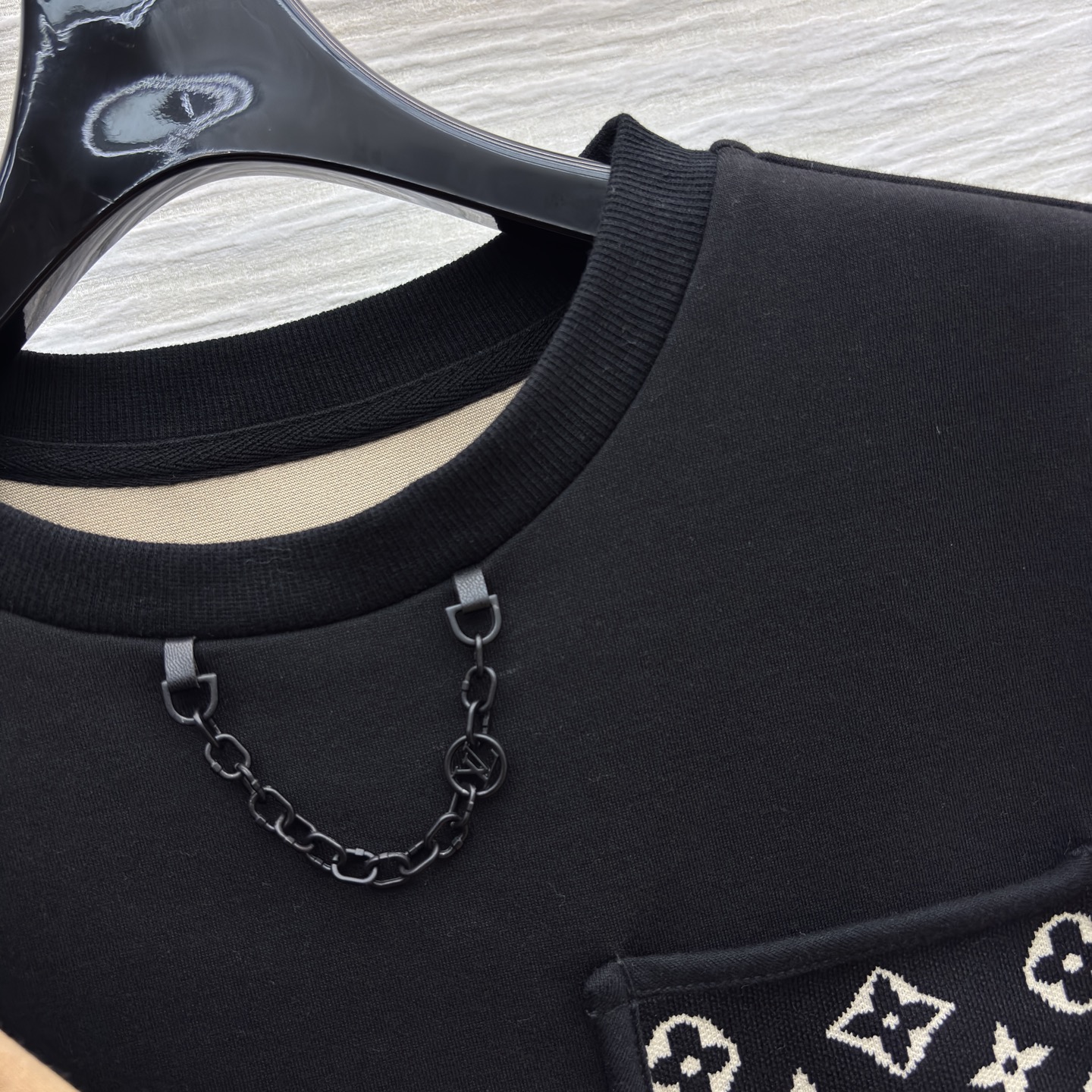 L家 25新款 字母提花口袋短袖T恤 简约的设计百搭不挑人 胸口拼接老花口袋装饰 金属链条⛓️装饰酷炫十